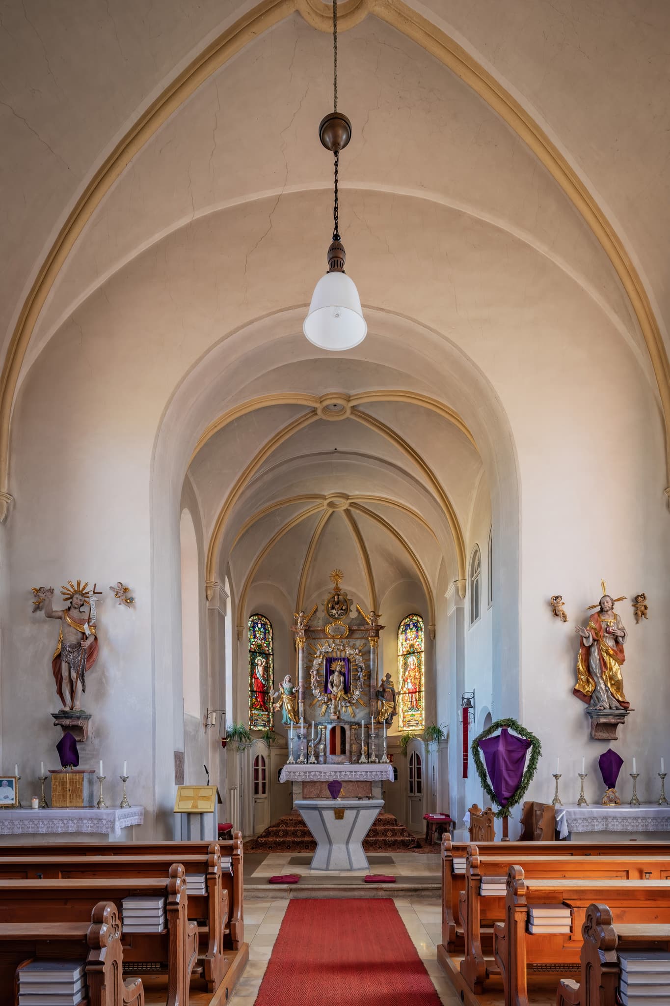 Innenansicht Filialkirche Niederaich St. Korona u. Mariä Himmelfahrt in Pleiskirchen,  Altötting, Oberbayern, Inn-Salzach, Bayern, Deutschland.