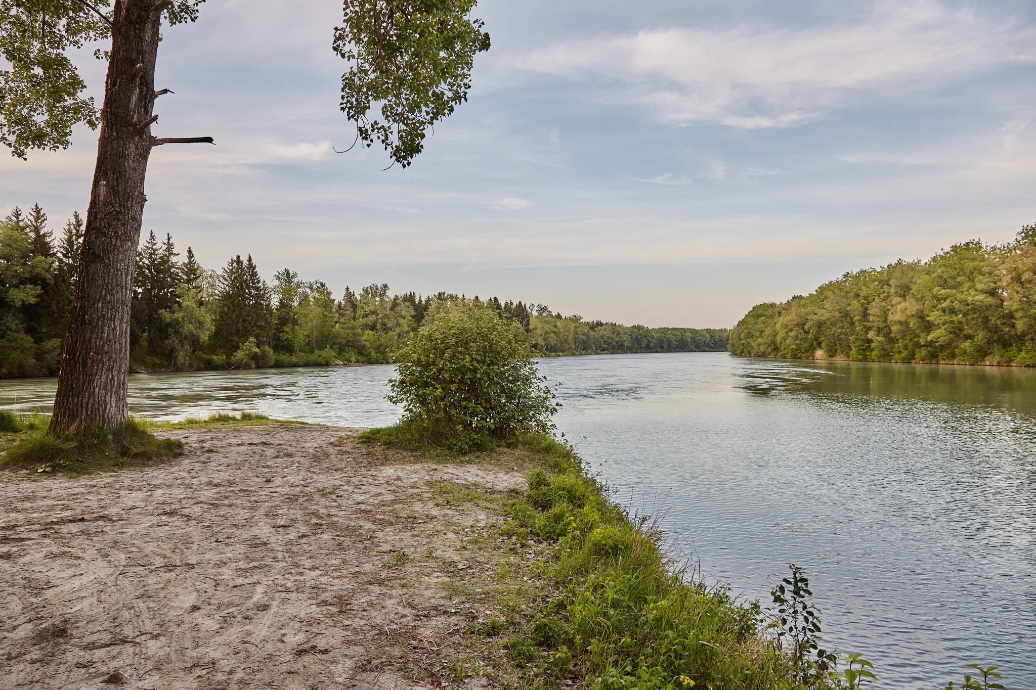 Landschaftsbild des Innspitz, dem Zusammenfluss von Innkanal und Inn bei Töging am Inn.  Landkreis Altötting, Oberbayern, Region Inn-Salzach, Deutschland.