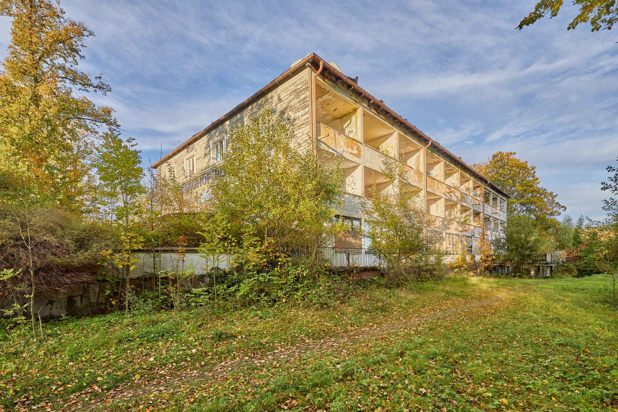 Herbstliche Szene am Berghof Rusel in Schaufling, Landkreis Deggendorf, Niederbayern, Deutschland, Bayerischer Wald mit verfallenen Gebäude und Bäumen.