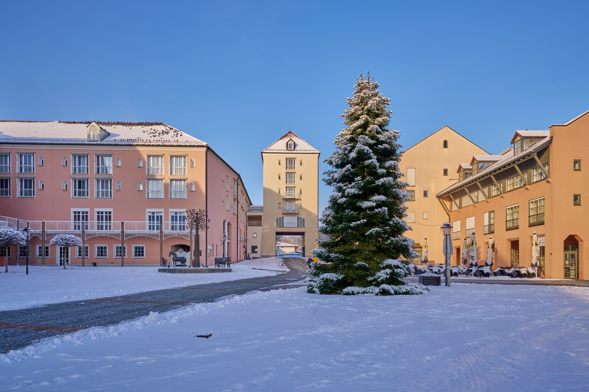 Winterliche Ansicht des Kurplatzes in Bad Griesbach im Rottal, Landkreis Passau, Niederbayern, Deutschland. Ein idyllischer Ort mit verschneitem Weihnachtsbaum.