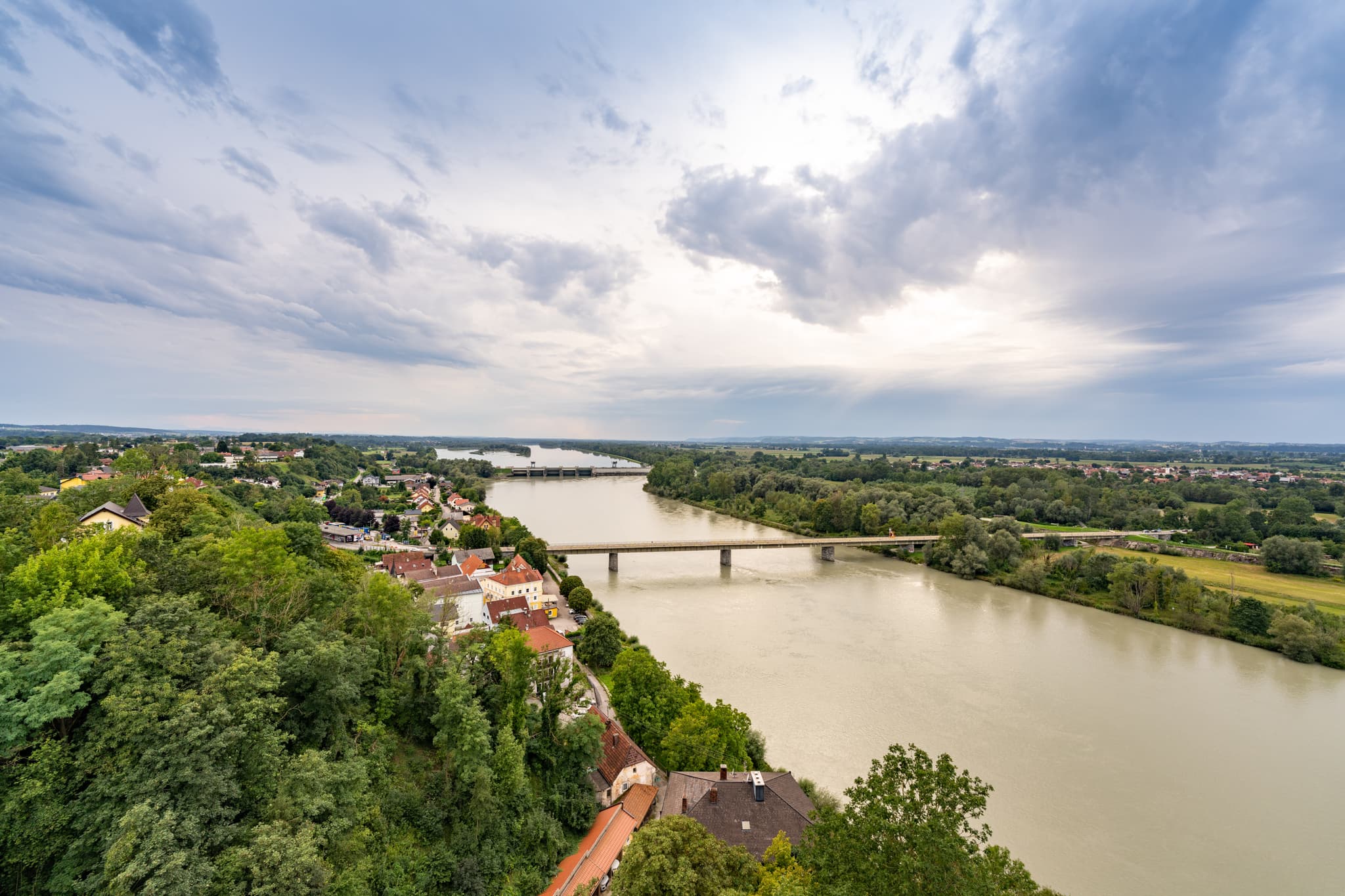 Panoramablick vom Aussichtsturm Obernberg auf den Inn, Bezirk Ried, Oberösterreich. Brücke, Kraftwerk und Landschaft in Österreich.