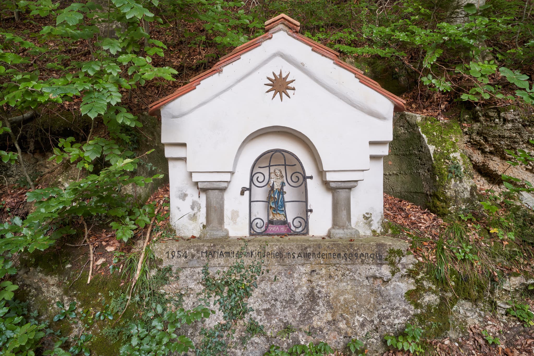 Einheimische nennen sie Klaffl-Kapelle, Kastl im Landkreis Altötting, Oberbayern. Es handelt sich lt. Inschrift um einen Marien-Bildstock aus dem Jahr 1954.
