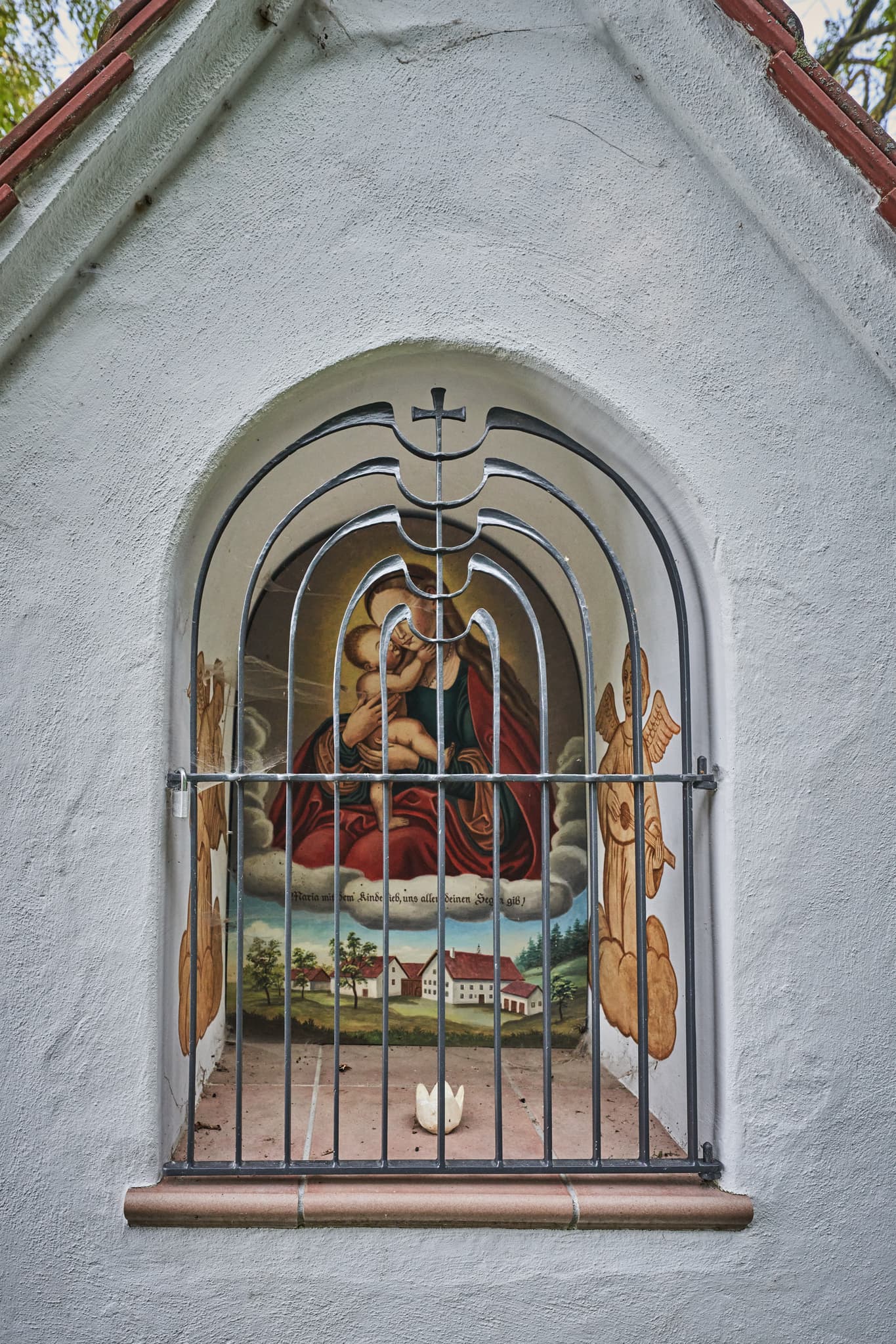 Bildstock am Wolfgangweg in Badhöring, Mehring, Altötting, Oberbayern. Zwischen alten Bäumen in ländlicher Umgebung der Region Inn-Salzach, Deutschland.