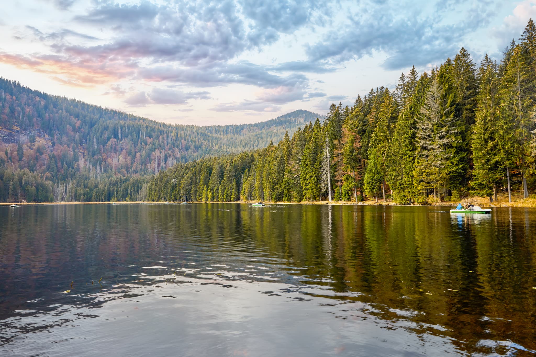 Große Arbersee nahe Bayerisch Eisenstein, Landkreis Regen, Niederbayern, Deutschland. See im Bayerischen Wald mit Wald, Bergen und  Tretbootverleih.