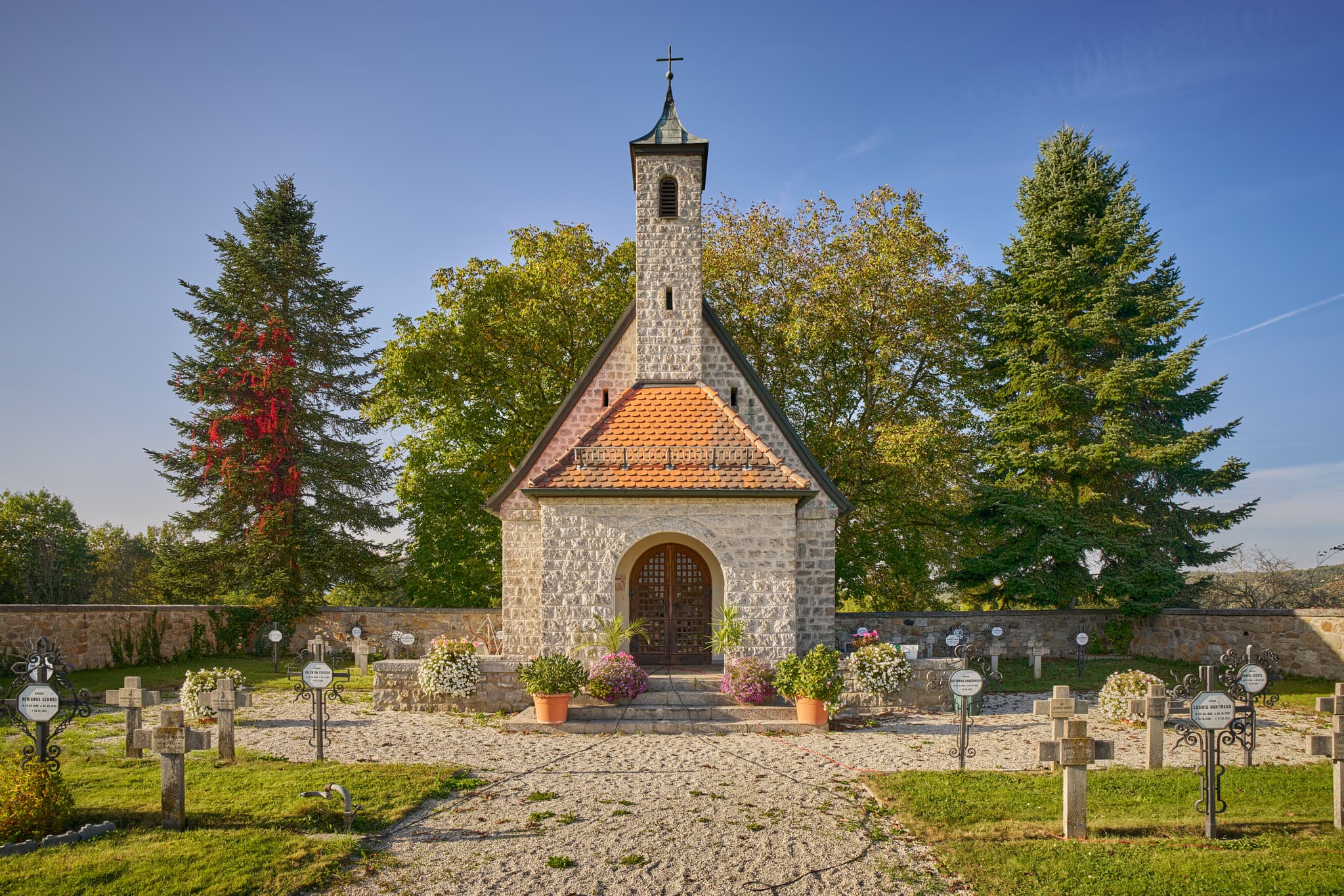 Historische Klosteranlage Schweiklberg Abtei Kloster mit Friedhofskapelle und Friedhof in Vislhofen, Landkreis Passau, Niederbayern, Deutschland.