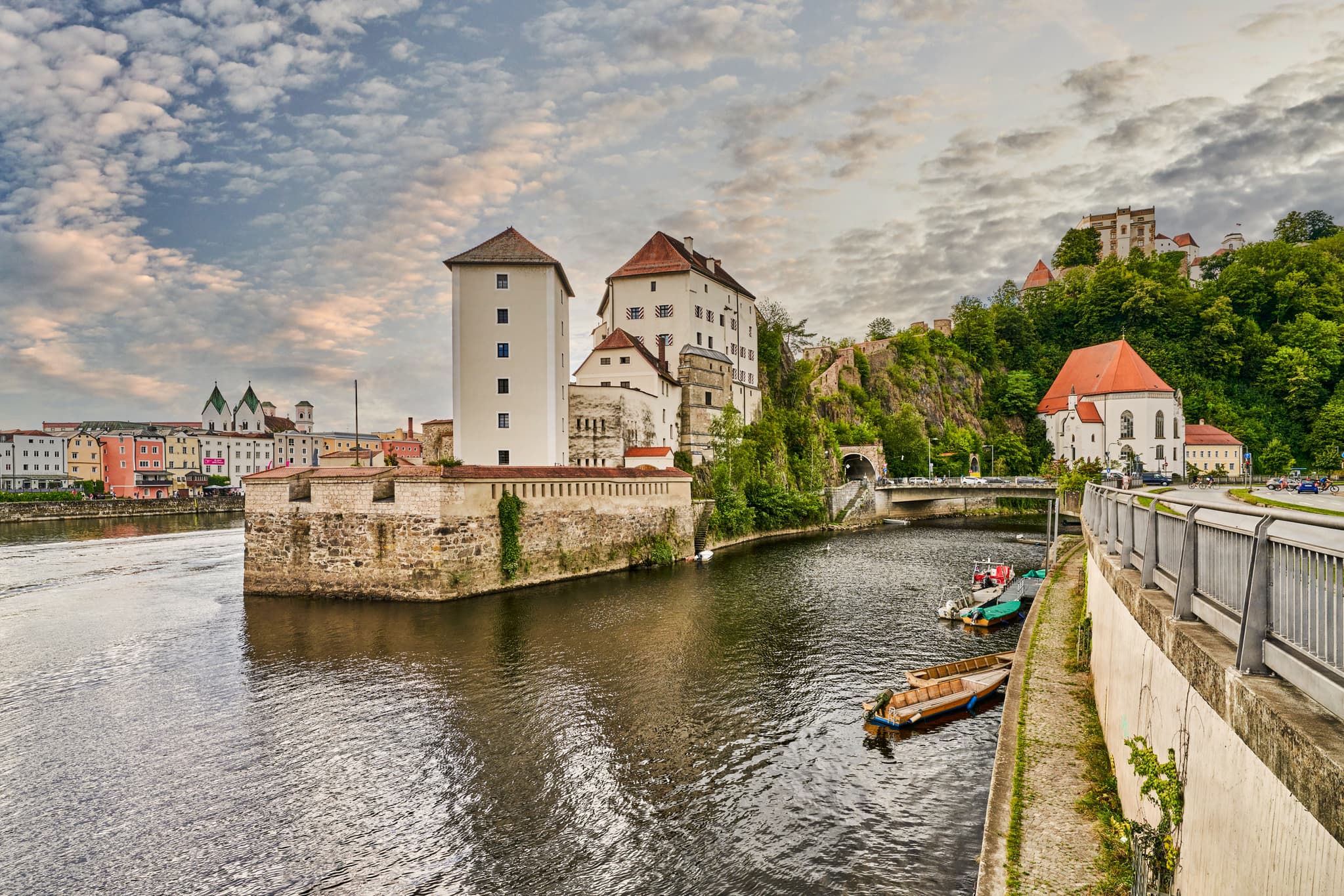 Atemberaubende Aussicht auf die Ilzmündung in Passau, Niederbayern, Deutschland. Historische Gebäude und die malerische Landschaft des Bayerischen Waldes.