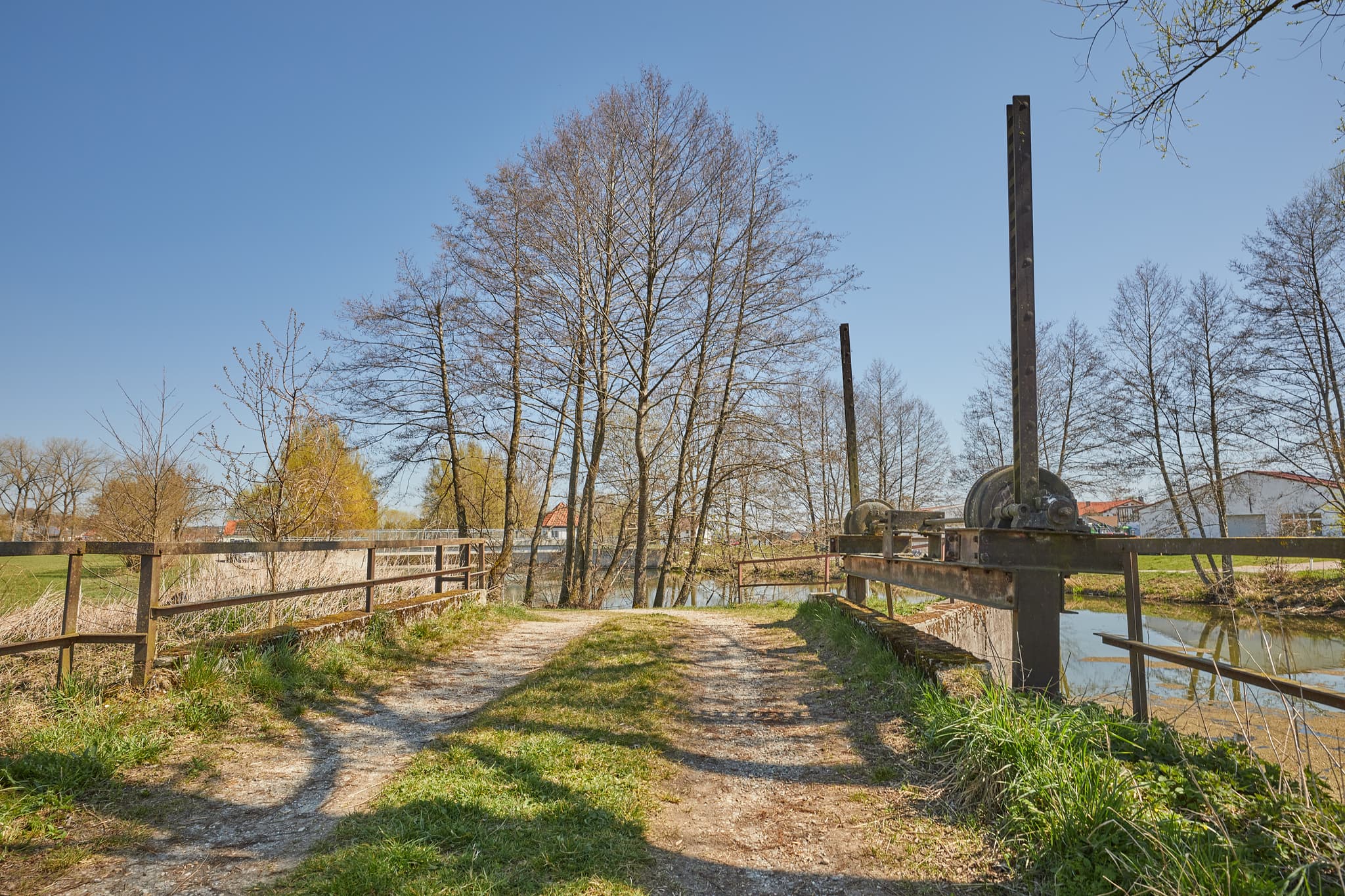 Alte Schleusenanlage am Kanalabzweiger, Unterdietfurt, Rott Abzweiger, Landkreis Rottal-Inn, Niederbayern, Holzland, Deutschland.