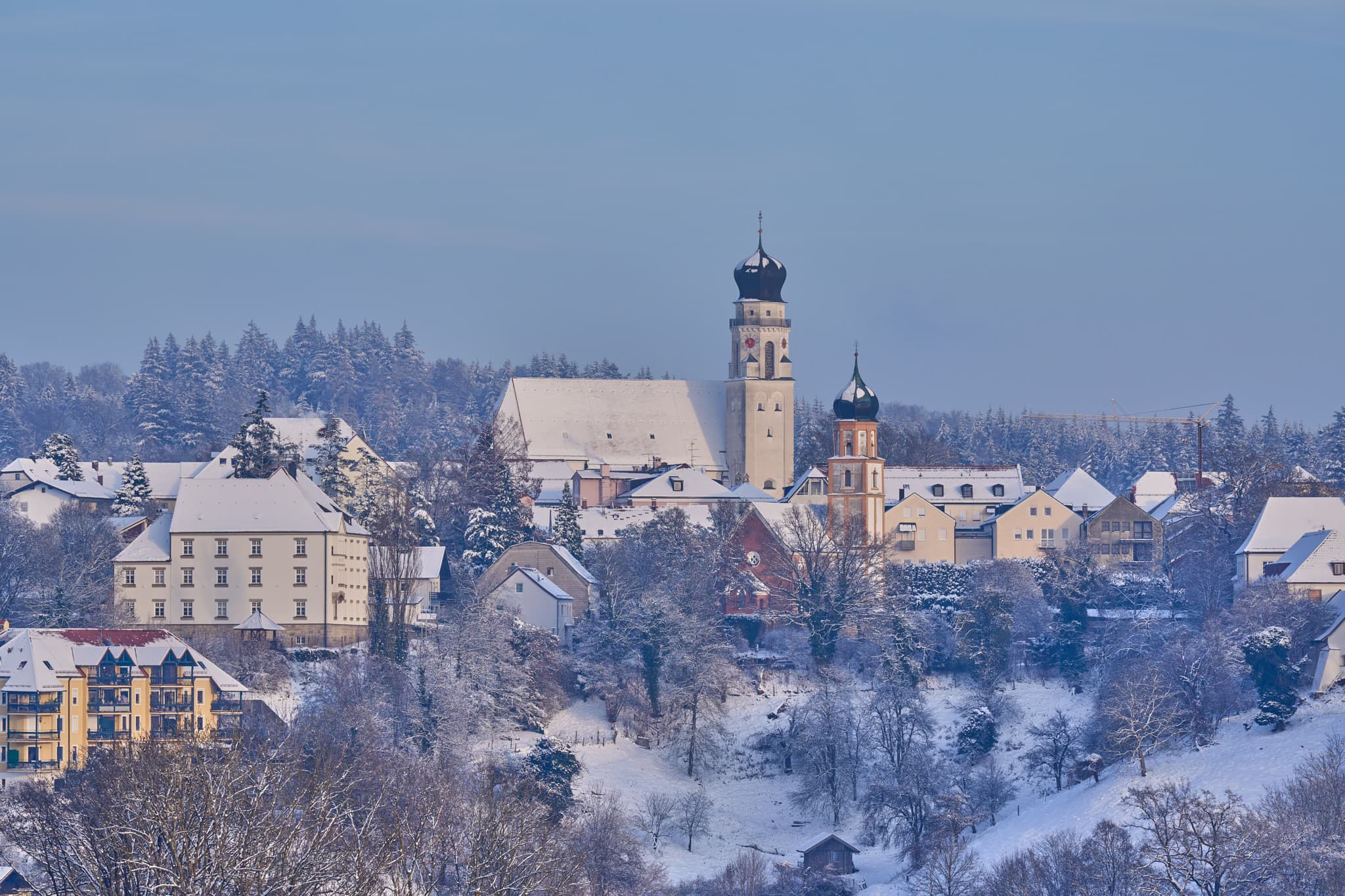 Winterliche Ansicht von Bad Griesbach im Rottal, Landkreis Passau, Niederbayern, Deutschland. Ein malerischer Blick über verschneite Felder auf die Stadt.