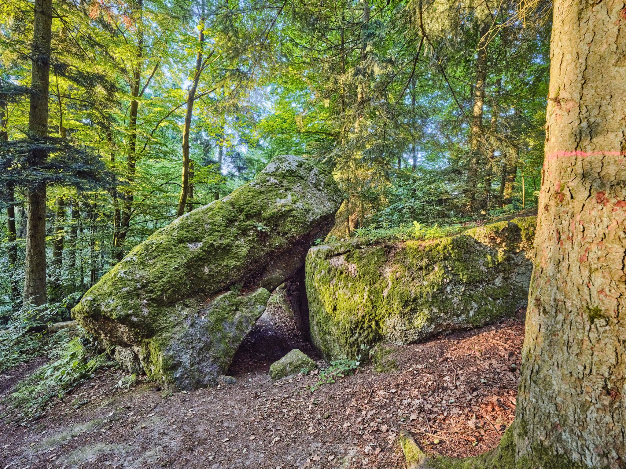Teufelsfelsen in Bad Griesbach, Landkreis Passau, Niederbayern, Deutschland. Darstellung auf Felsen.