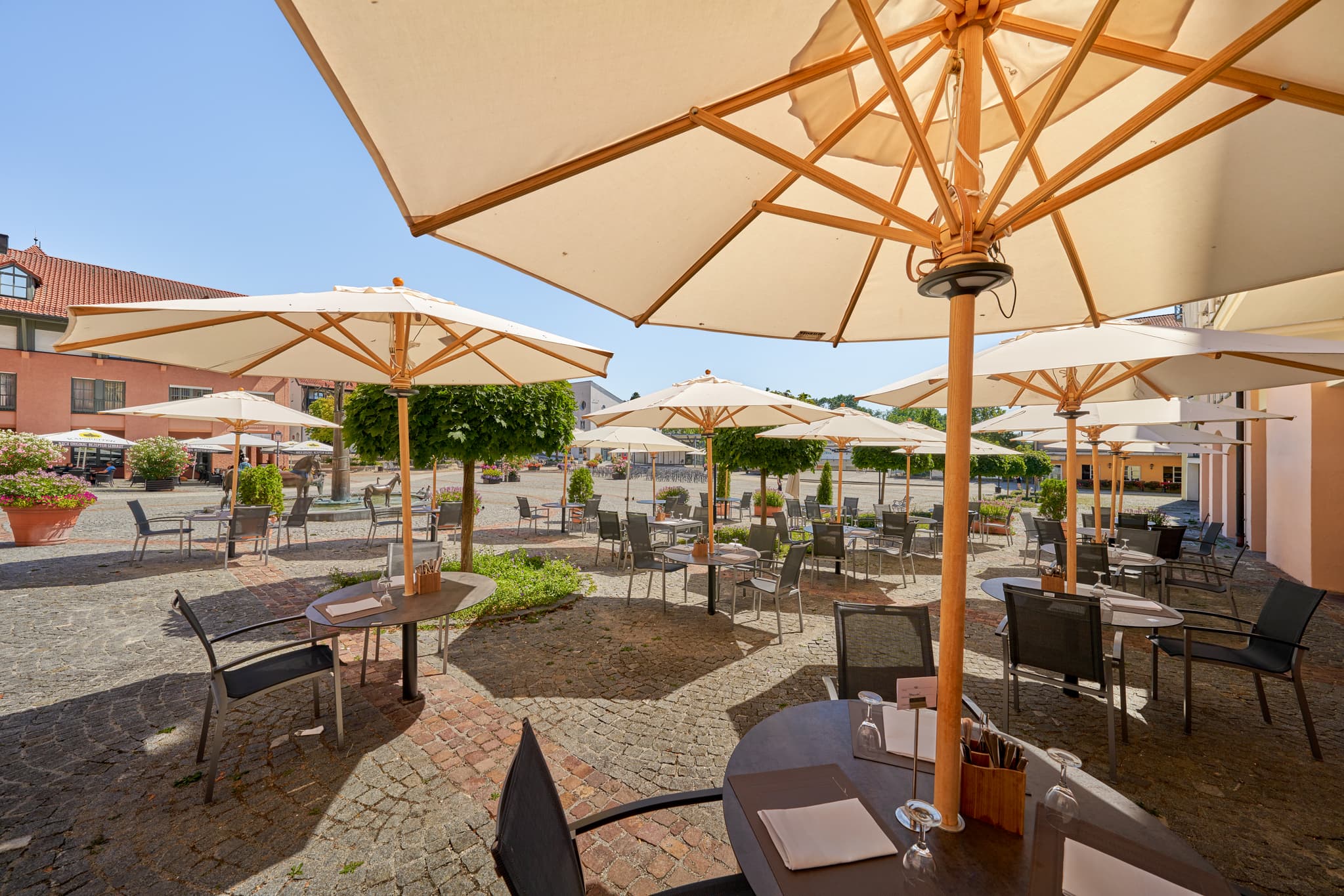 Einladender Therme Kurplatz in Bad Griesbach, Landkreis Passau, Niederbayern, Deutschland. Erleben Sie das Bäderdreieck mit seinen Kur- und Wellnessangeboten.