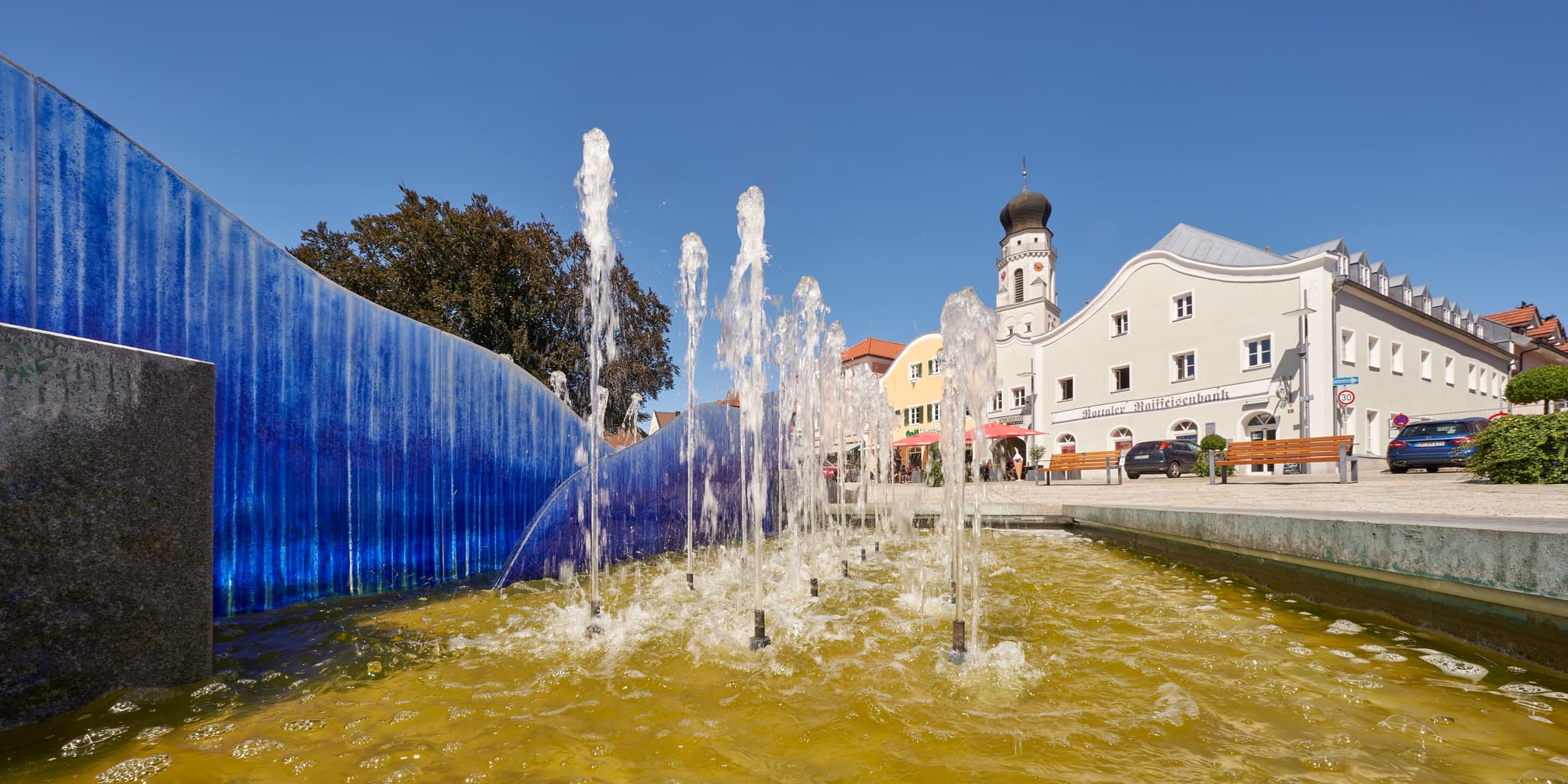Beeindruckender Stadtplatz Brunnen in Bad Griesbach, Landkreis Passau. Entdecke die charmante Atmosphäre dieser Stadt in Niederbayern.