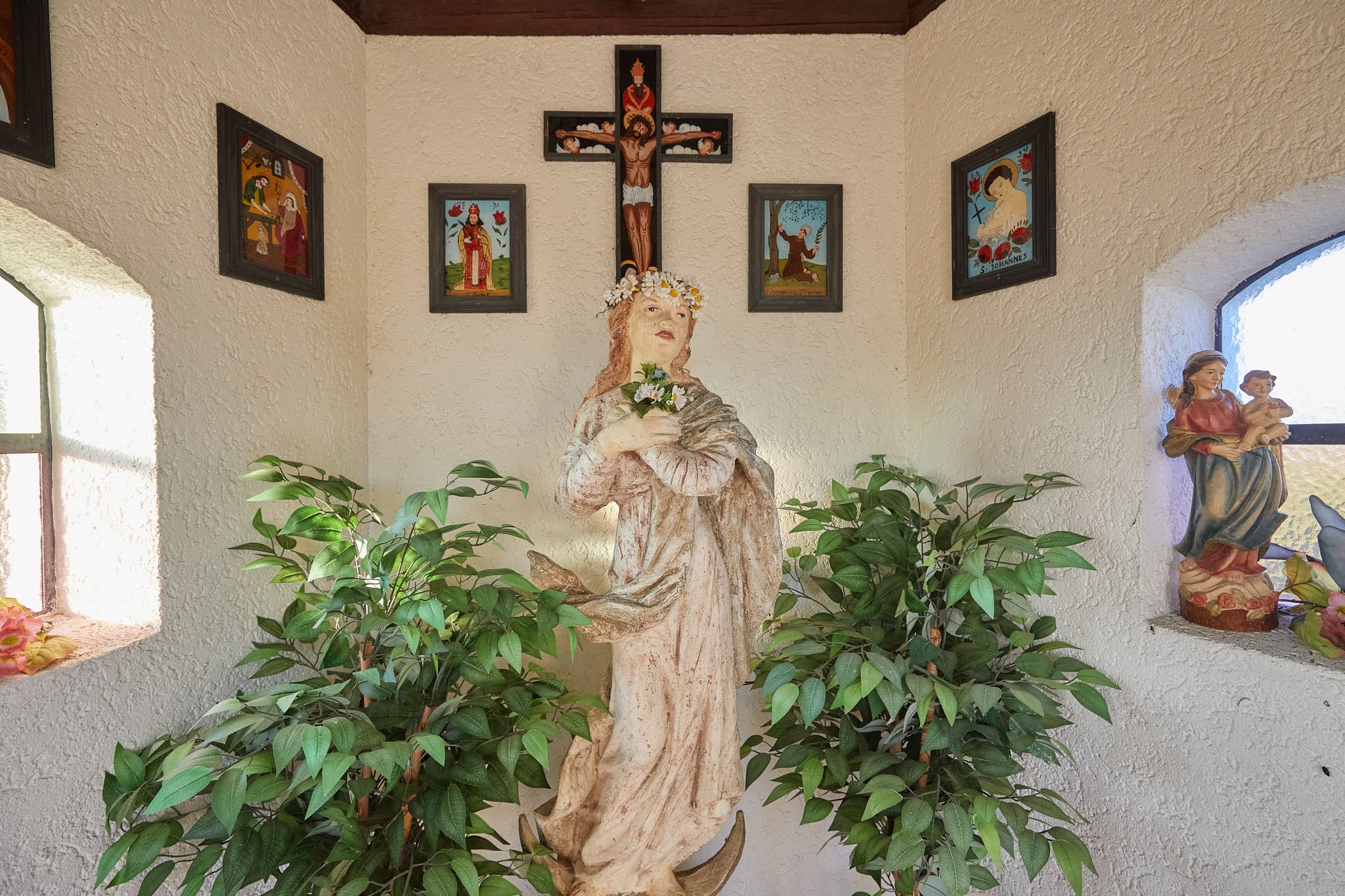 Innenansicht der Kapelle St. Anna mit Baum in Feldlandschaft bei Martinskirchen, Wurmannsquick, Landkreis Rottal-Inn, Niederbayern, Holzland, Deutschland.