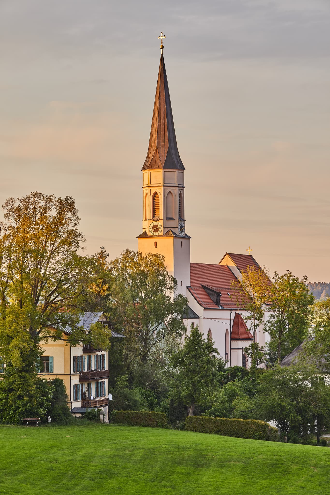 Die Pfarrkirche Mariä Himmelfahrt in Haag, Mühldorf am Inn, Oberbayern. Das markante Gotteshaus prägt die Landschaft der Region Inn-Salzach in Deutschland.
