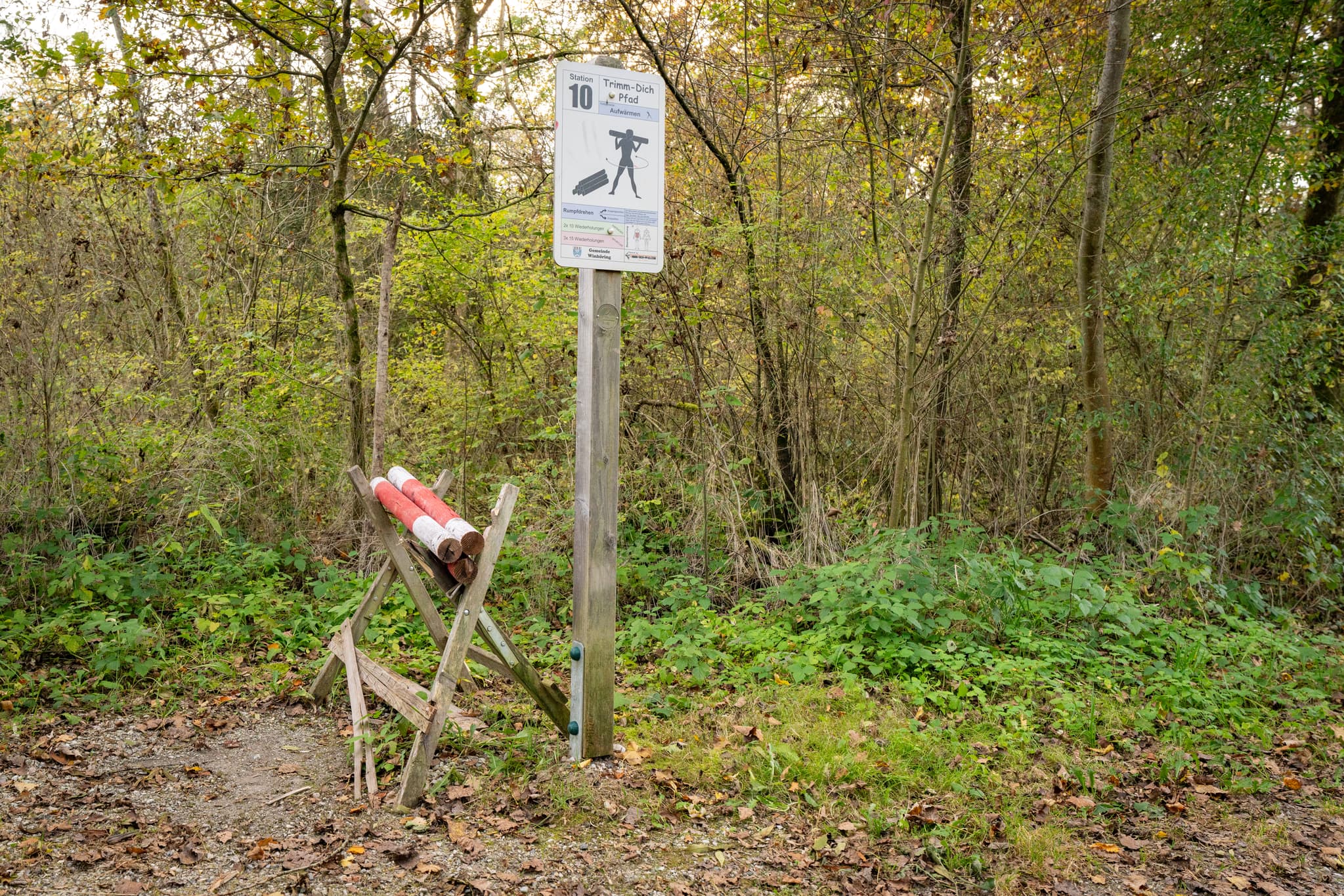 Rumpfdrehen Station des Trimm-dich-Pfades in Winhöring, Landkreis Altötting, Oberbayern, Region Inn-Salzach in Deutschland, ideal für Bewegung im Freien.