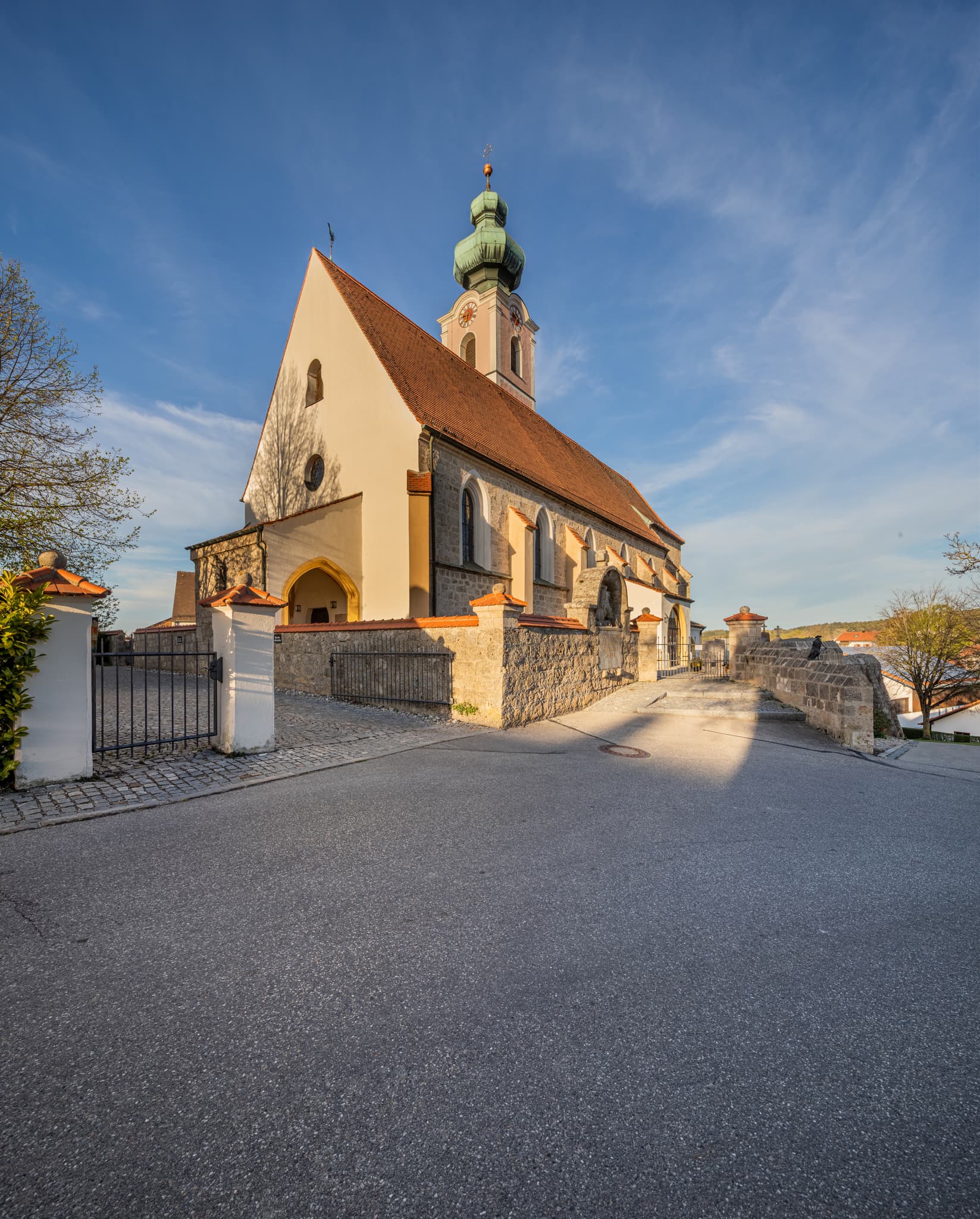 Die Pfarrkirche in Mehring, Landkreis Altötting,  Oberbayern. Kirche mit Vorplatz in der Region Inn-Salzach in Deutschland.