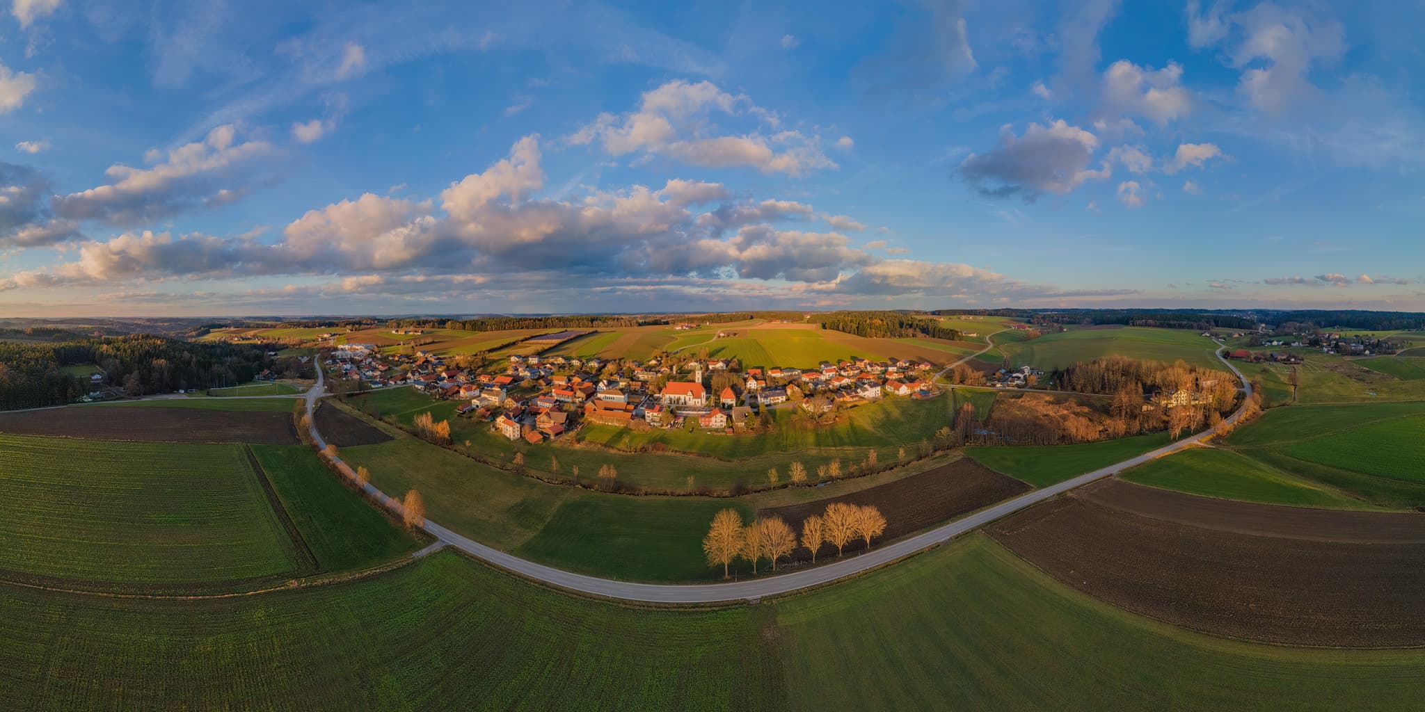 Luftaufnahme Ulbering, Wittibreut, Rottal-Inn, Niederbayern, Deutschland. Dorf in B‰derdrieck-Region mit Kirche, Feldern, H¸geln, Straﬂe. L‰ndliche Szenerie.