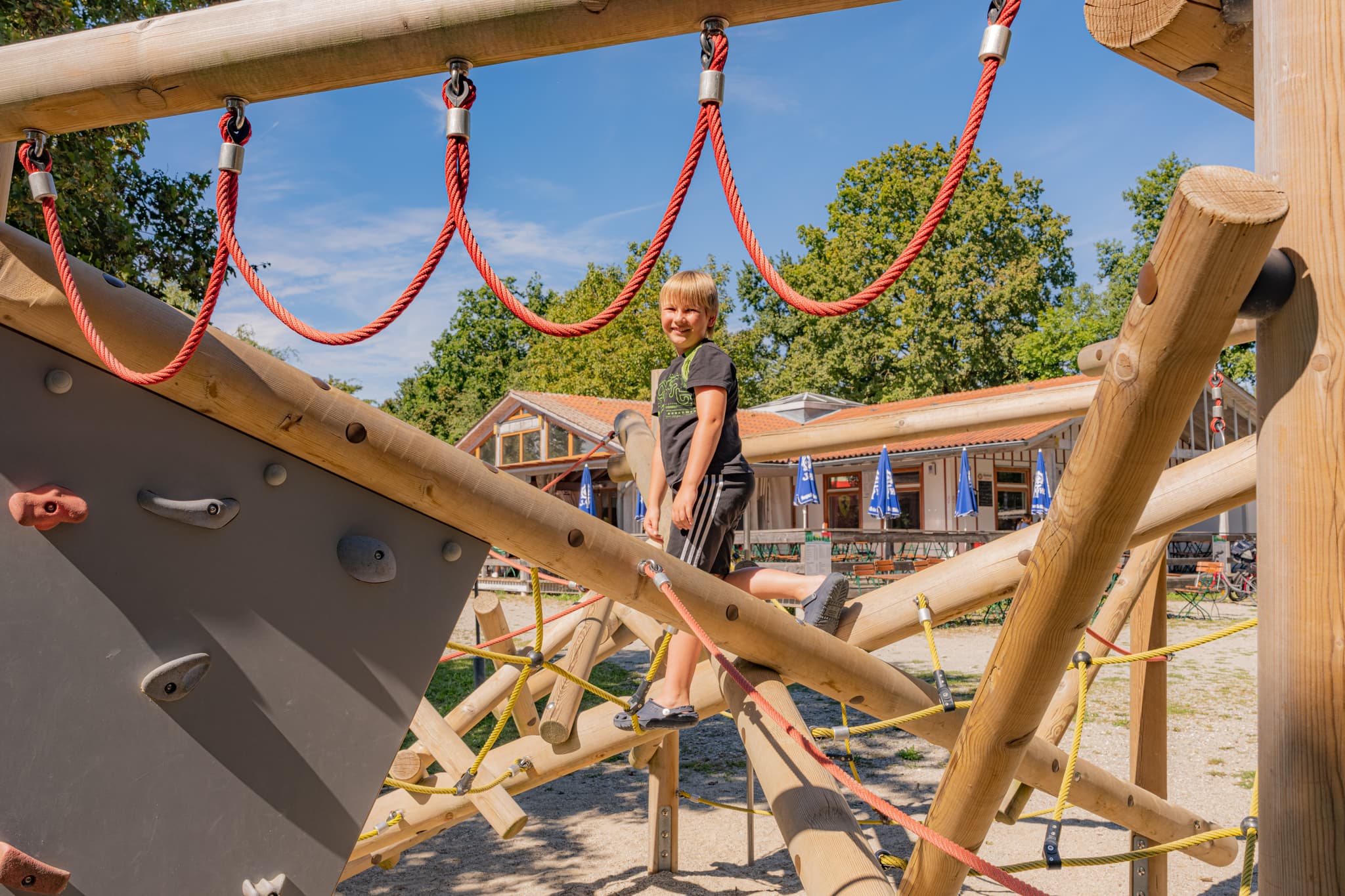 Kind auf Abenteuerspielplatz im Waldsee Lago Sommer, Kirchdorf am Inn. Region Bäderdreieck, Rottal-Inn, Niederbayern, Deutschland.