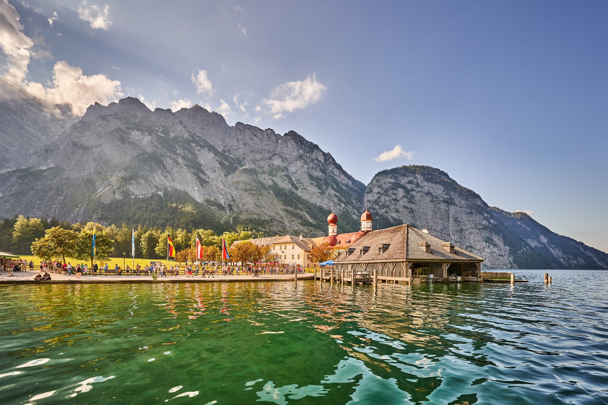 Anlegestelle St. Bartholomä am Königssee, Schönau, Berchtesgadener Land. Umgeben von alpiner Bergwelt, Berchtesgadener Alpen, Oberbayern, Deutschland.