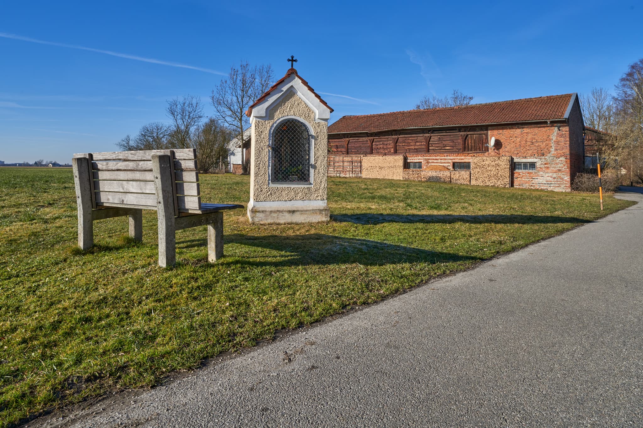 Idyllischer Aresing Bildstock in Töging am Inn, Landkreis Altötting, Oberbayern. Die Region Inn-Salzach in Deutschland bietet malerische Landschaften.
