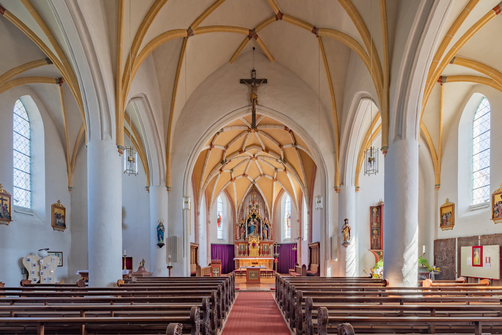 Innenansicht einer Kirche in Unterdietfurt, Landkreis Rottal-Inn, Niederbayern. Das Gotteshaus mit Gewölbe und Altarraum im Holzland, Deutschland.