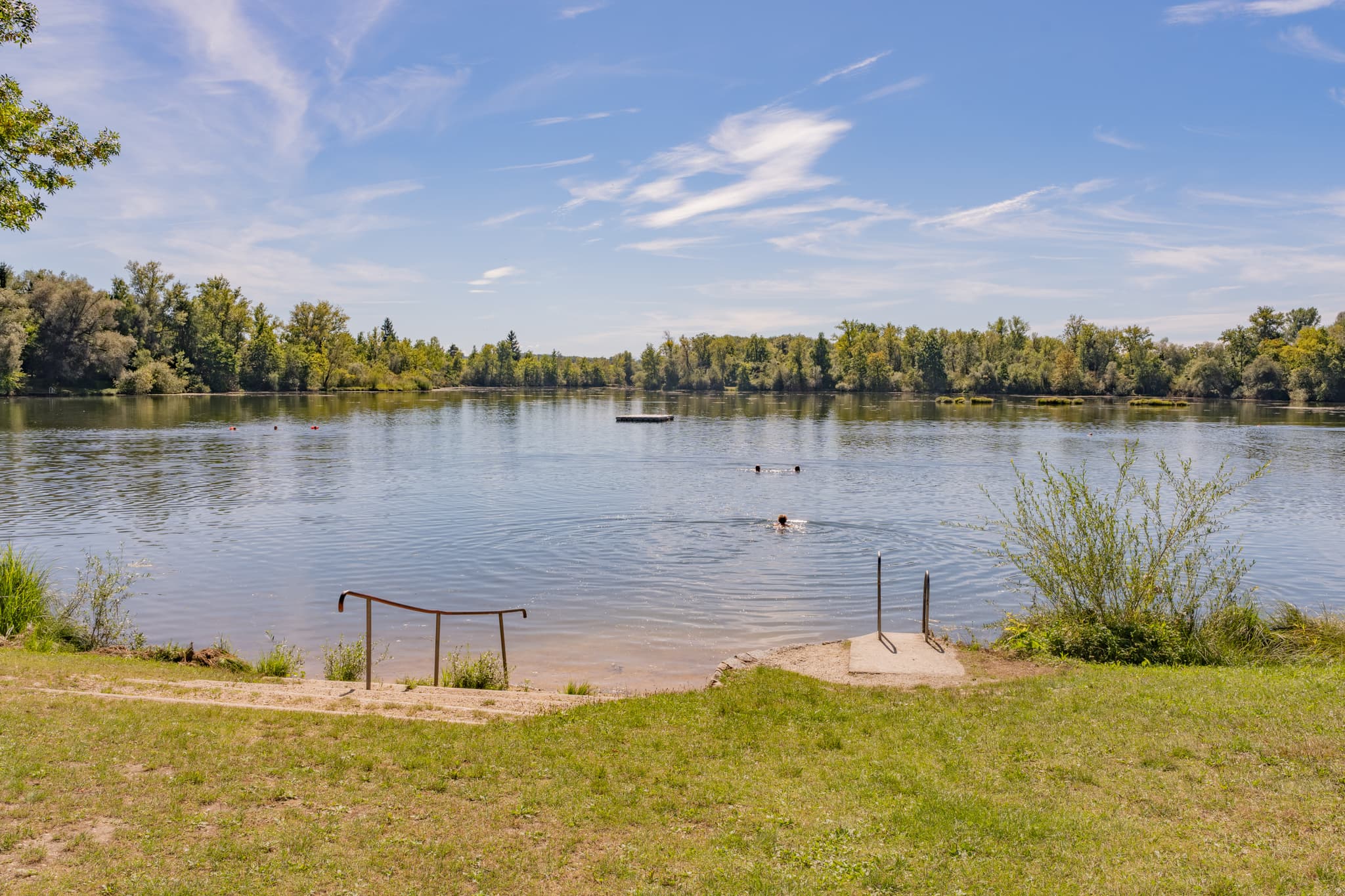 Waldsee Lago, Badesee Simbach bei Kirchdorf am Inn, Rottal-Inn, Niederbayern. Badesee im Bäderdreieck, Deutschland. Ideal für Schwimmen und Erholung im Sommer.