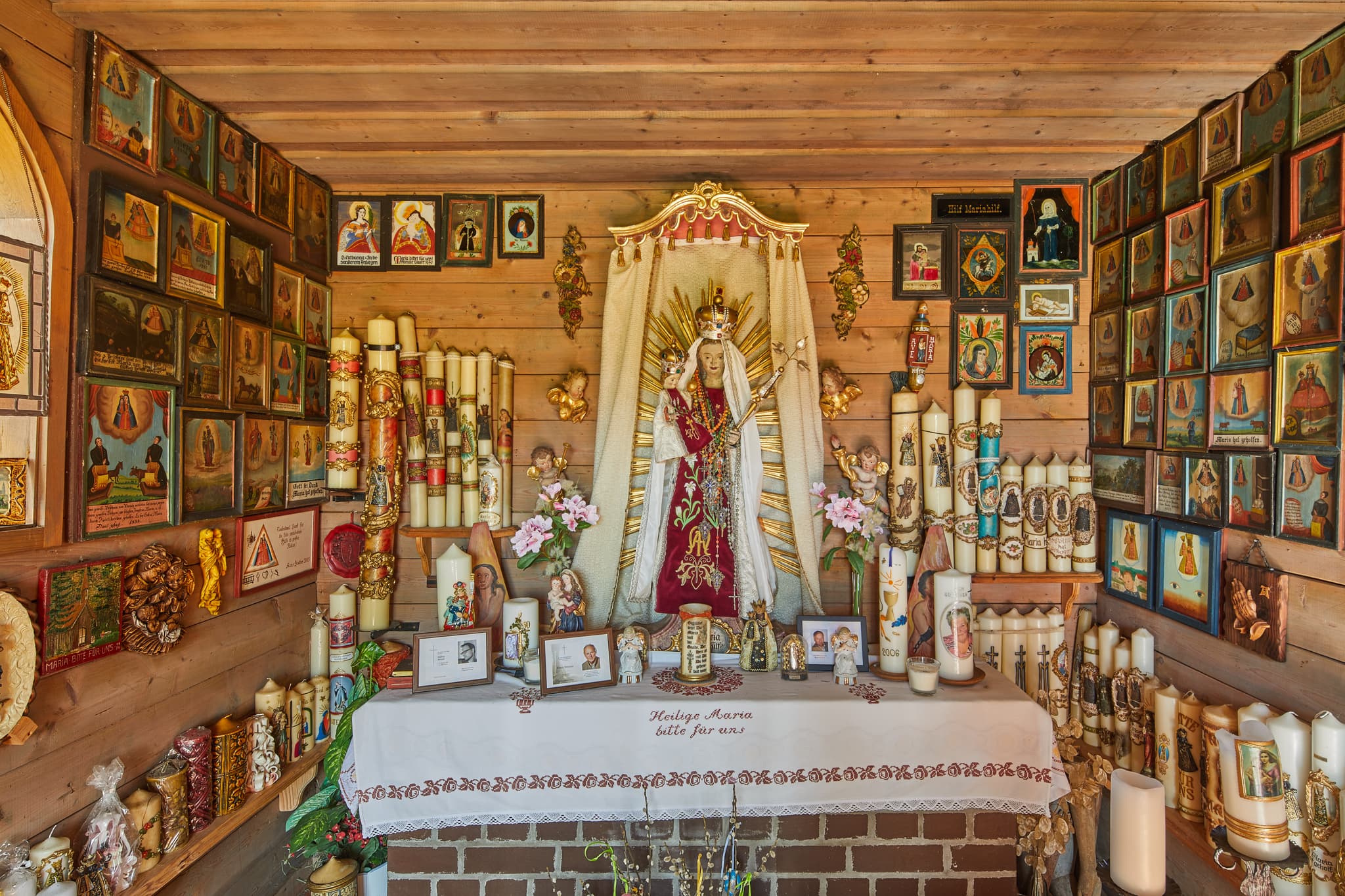 Innenansicht der Corona Kapelle in Birnbach, Erlbach, Altötting, Oberbayern. Marienstatue, Votivbilder und Kerzen. Region Inn-Salzach, Deutschland.