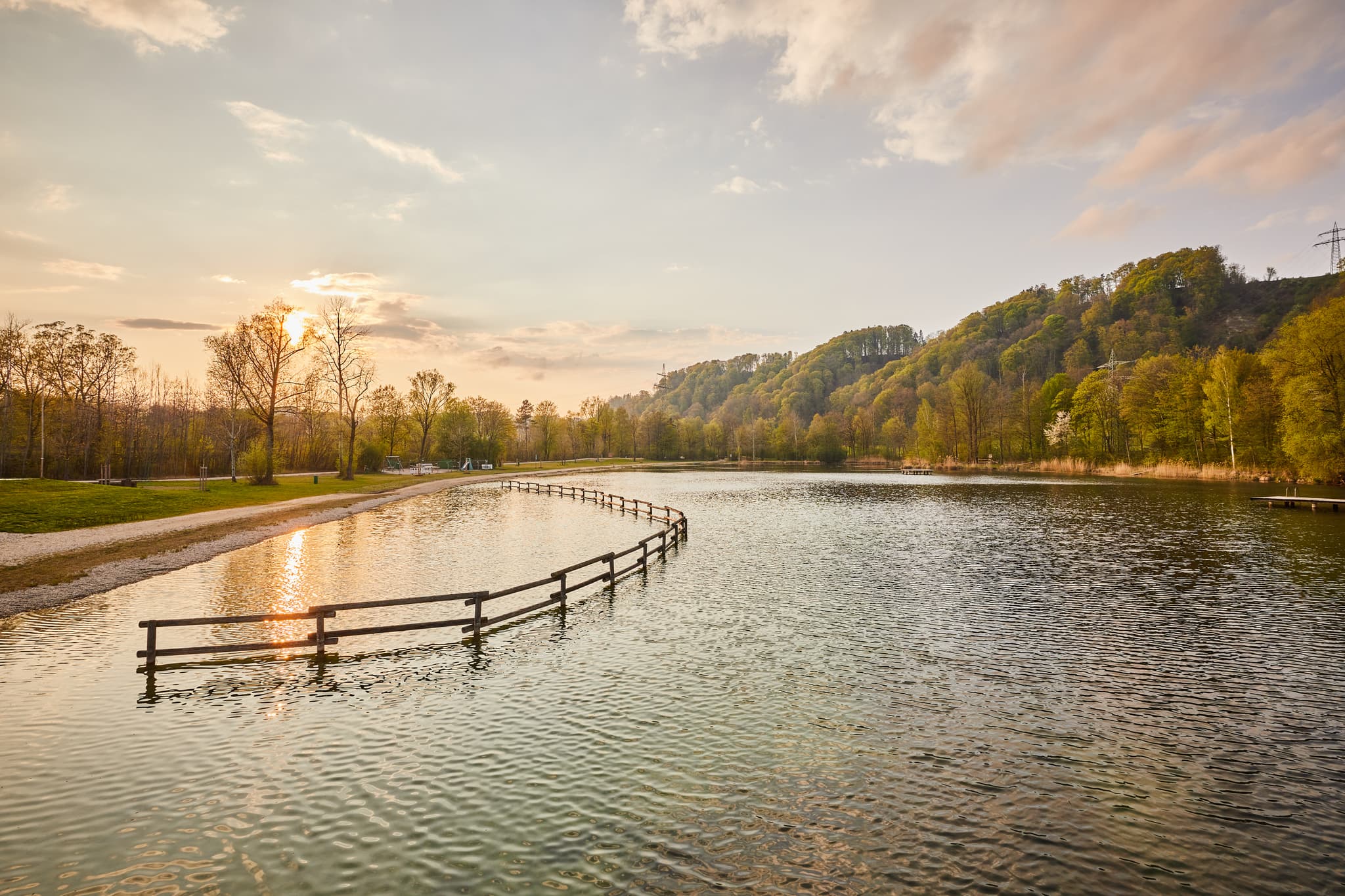Der Marktler Badesee in Oberbayern, Inn-Salzach Region, bietet einen schönen Kinderbereich. Genießen Sie die Natur und die Ruhe in Deutschland.