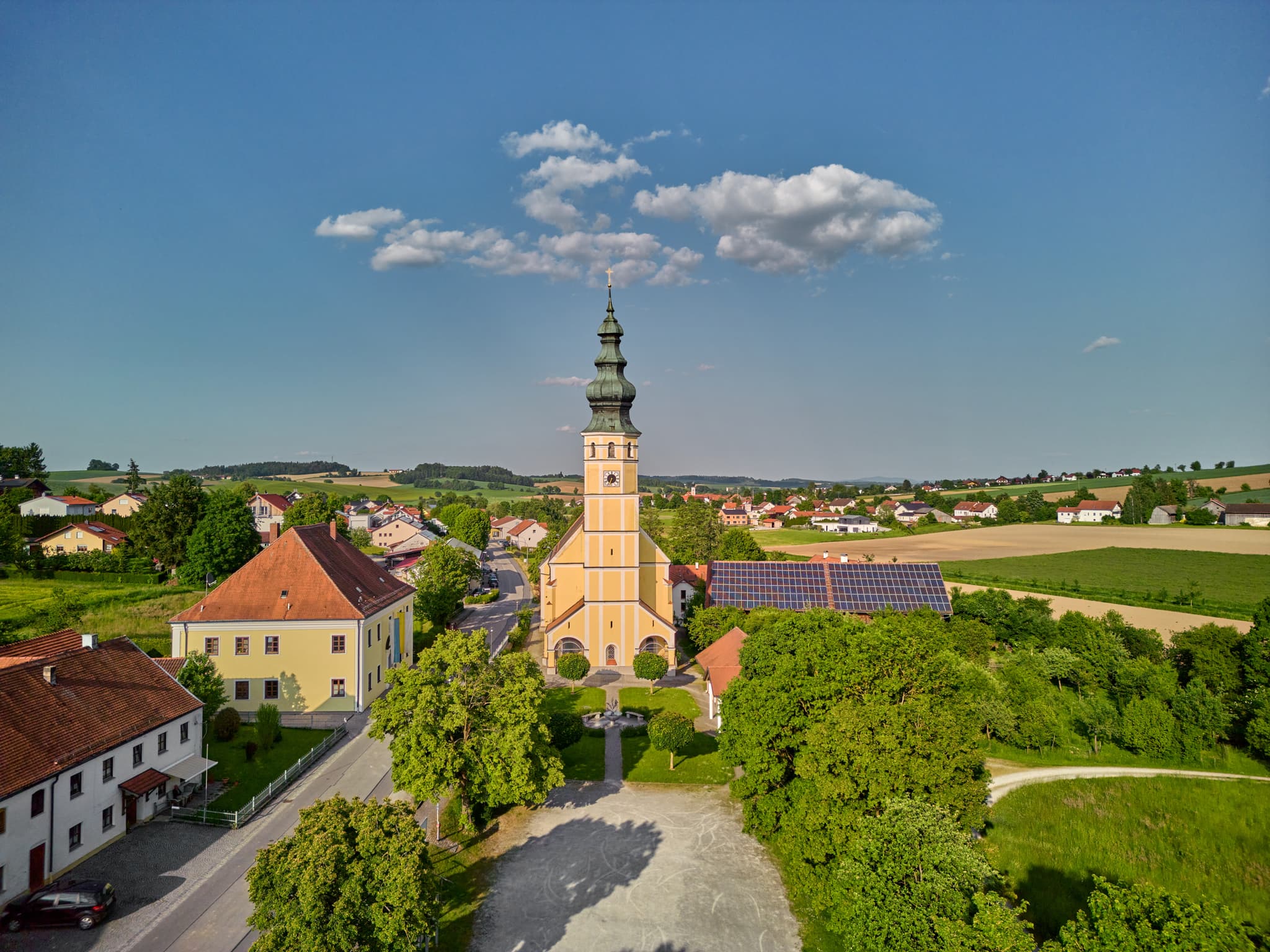 Entdecke die Wallfahrtskirche Mariä Himmelfahrt in Sammarei, Ortenburg, Landkreis Passau, Niederbayern, Deutschland.