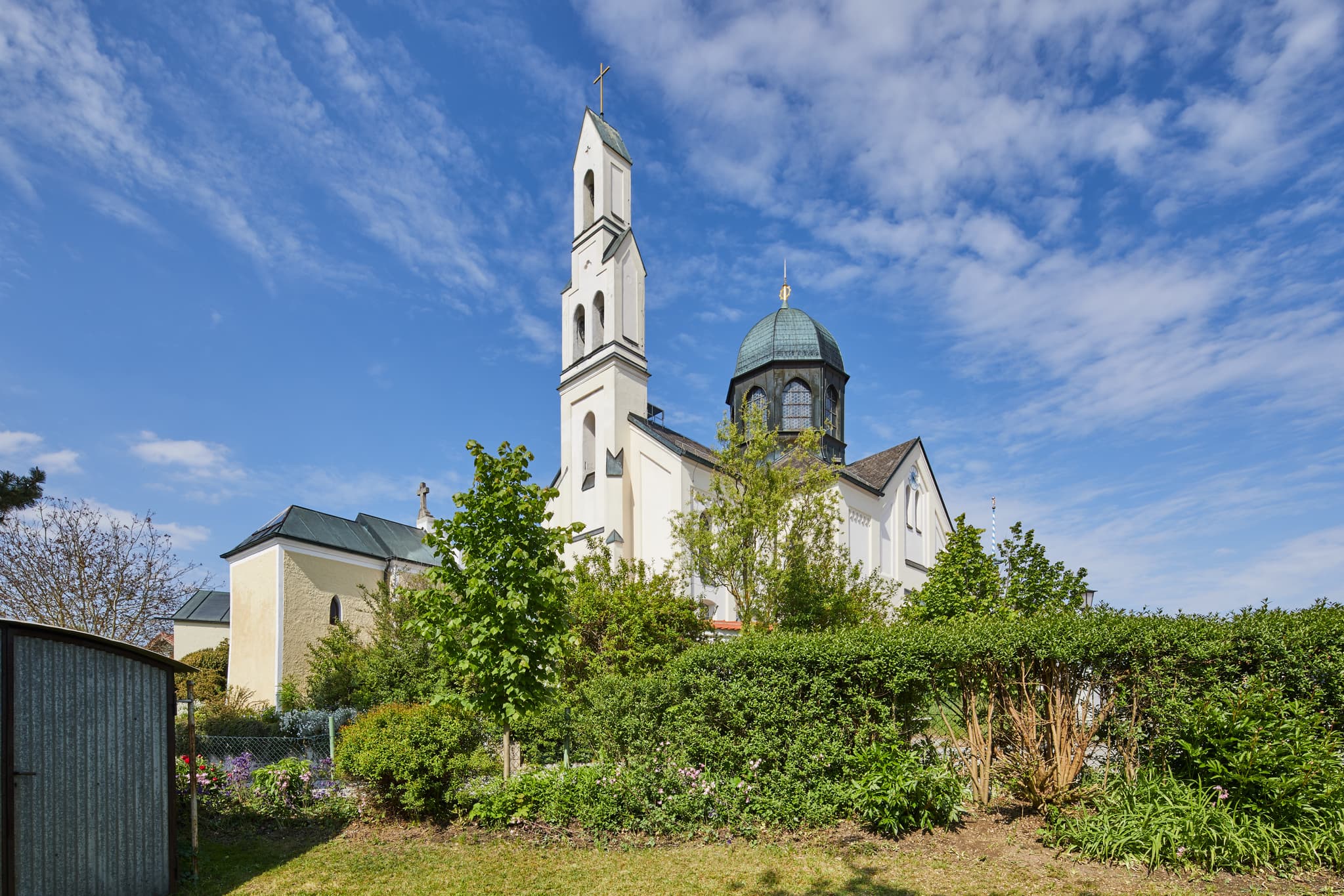 Die Wallfahrtskirche St. Maria Loreto in Ramsau bei Reichertsheim, Landkreis Mühldorf am Inn, Oberbayern, Region Inn-Salzach, Deutschland.