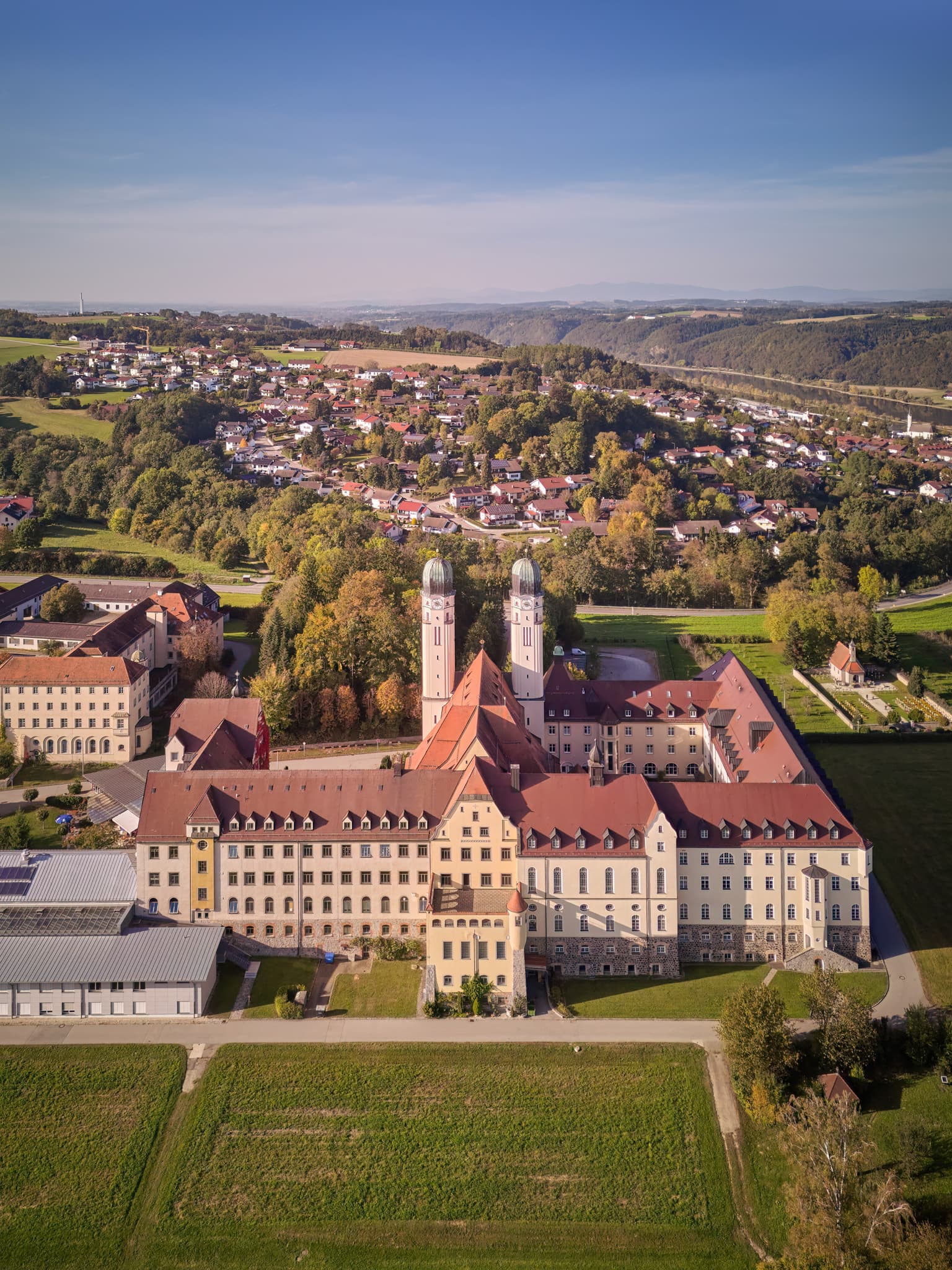 Abtei Kloster Schweiklberg in Schweiklberg, Vislhofen, Passau, Niederbayern. Historische Klosteranlage in grüner Landschaft des Bayerischen Waldes, Deutschland.
