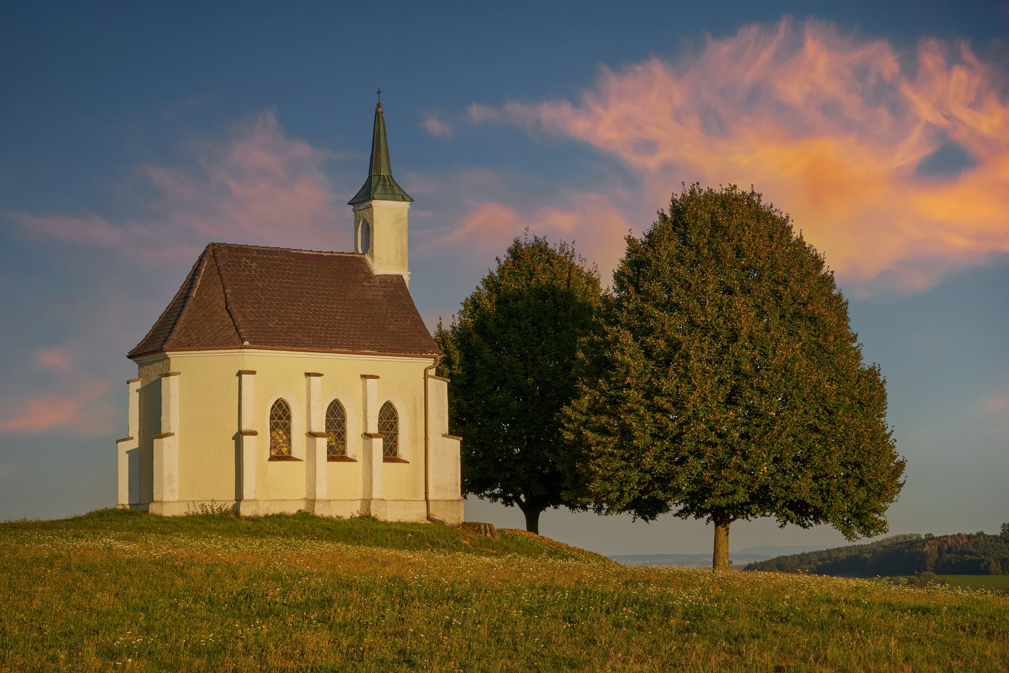 Die Leithenkapelle in Kößlarn, Landkreis Passau in Niederbayern, liegt idyllisch im Bäderdreieck. Eine Wallfahrtskapelle zur Schmerzhaften Muttergottes.
