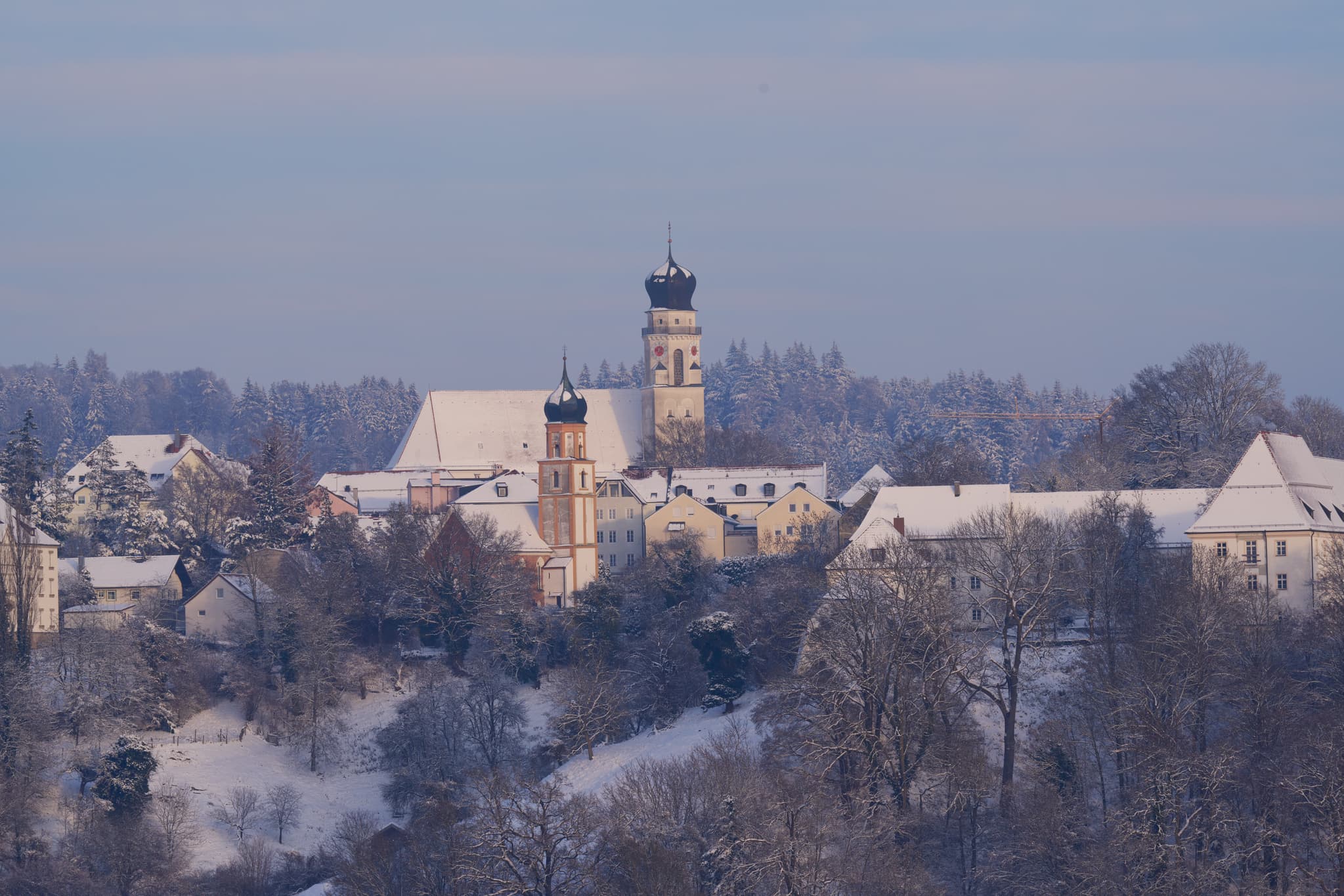 Winterliche Ansicht der Stadt Bad Griesbach im Rottal, Landkreis Passau, Niederbayern, Deutschland, aufgenommen von Maierhof. Eine malerische Schneelandschaft.
