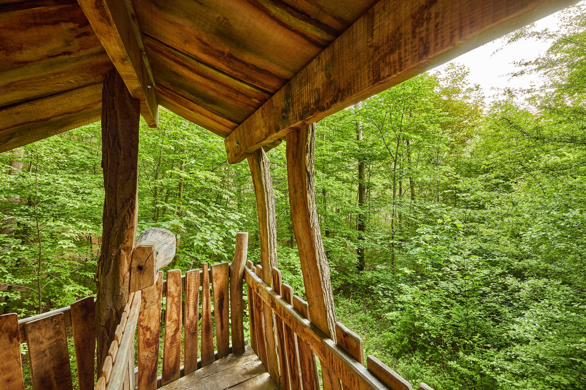 Walderlebnispfad Alz Au in Klosterau, Mehring, Altötting, Oberbayern, Deutschland. Holzkonstruktion in der Region Inn-Salzach umgeben von grüner Waldlandschaft.