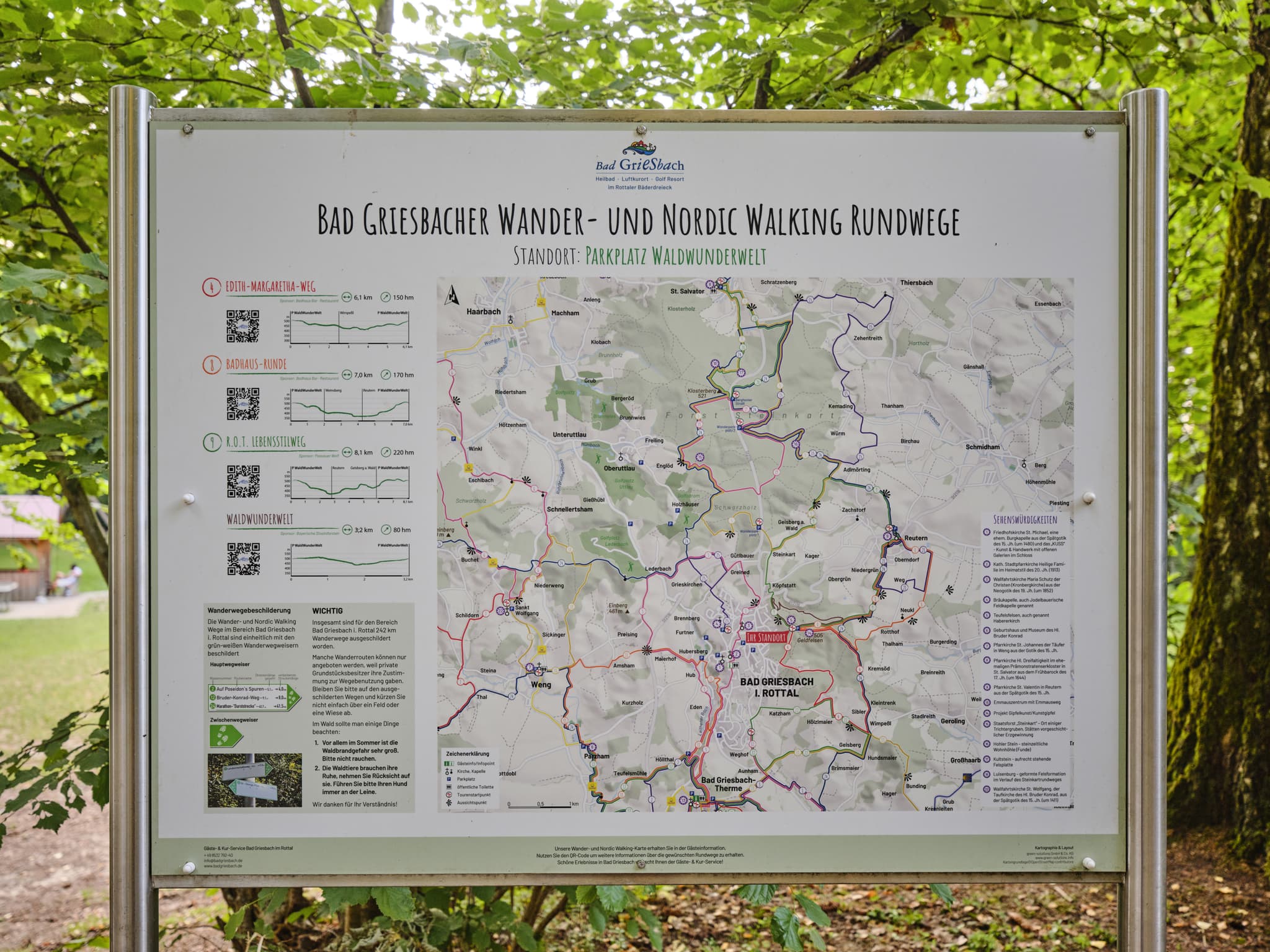 Parkplatz Waldwunderwelt in Bad Griesbach, Landkreis Passau, Niederbayern, Bayern. Das Bild zeigt einen Waldweg mit Spielplatz.  Bayerischer Wald. Deutschland.