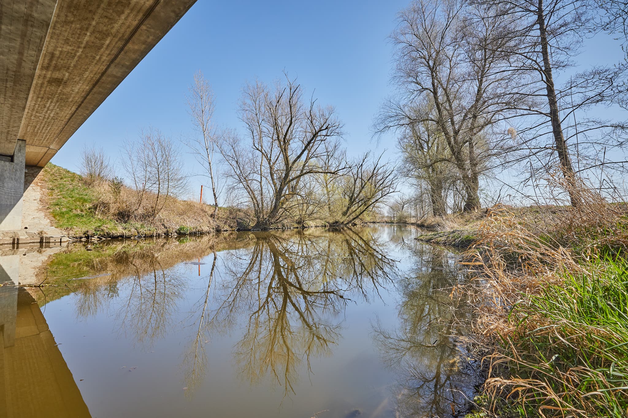 Naturaufnahme der Rott Brücke in Unterdietfurt, Rottal-Inn, Niederbayern, Deutschland. Zeigt ruhigen Flusslauf mit Bäumen im Bäderdreieck.