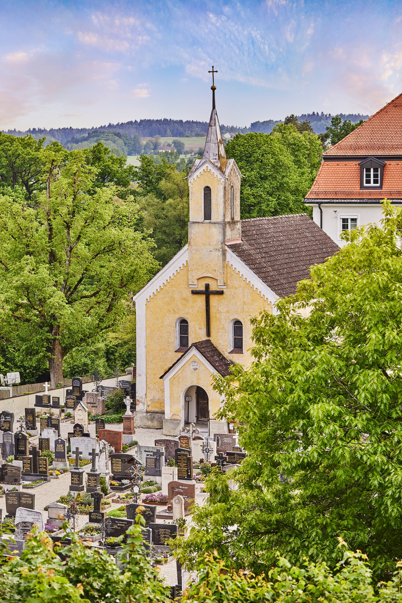 Blick auf die Friedhofskapelle in Haag, Mühldorf am Inn, Oberbayern. Kapelle und Friedhof liegen in der Region Inn-Salzach, Deutschland.