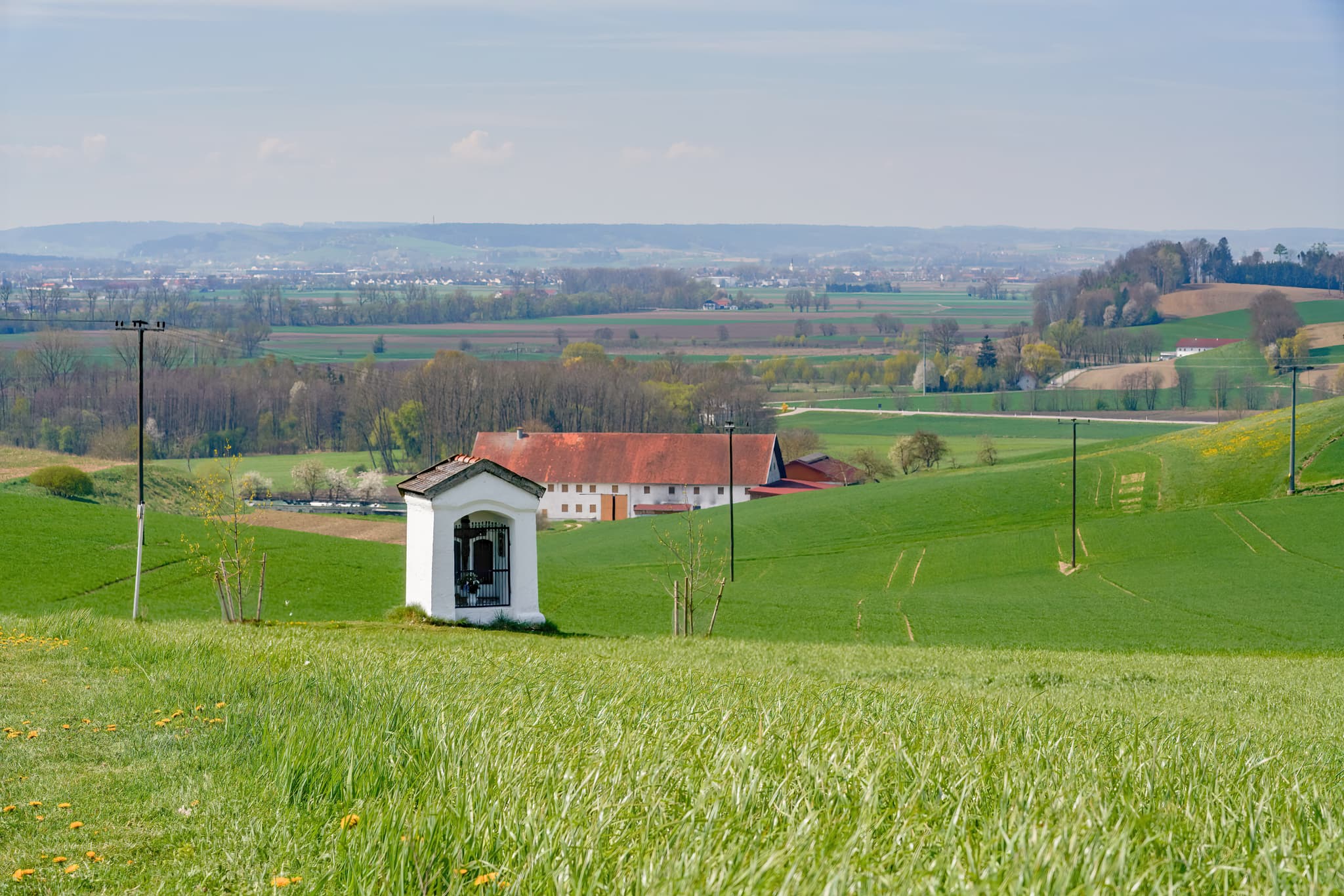 Historischer Kirchisen Bildstock in der Gemeinde Mettenheim, gelegen im Landkreis Mühldorf am Inn, Oberbayern, einer malerischen Region in Deutschland.