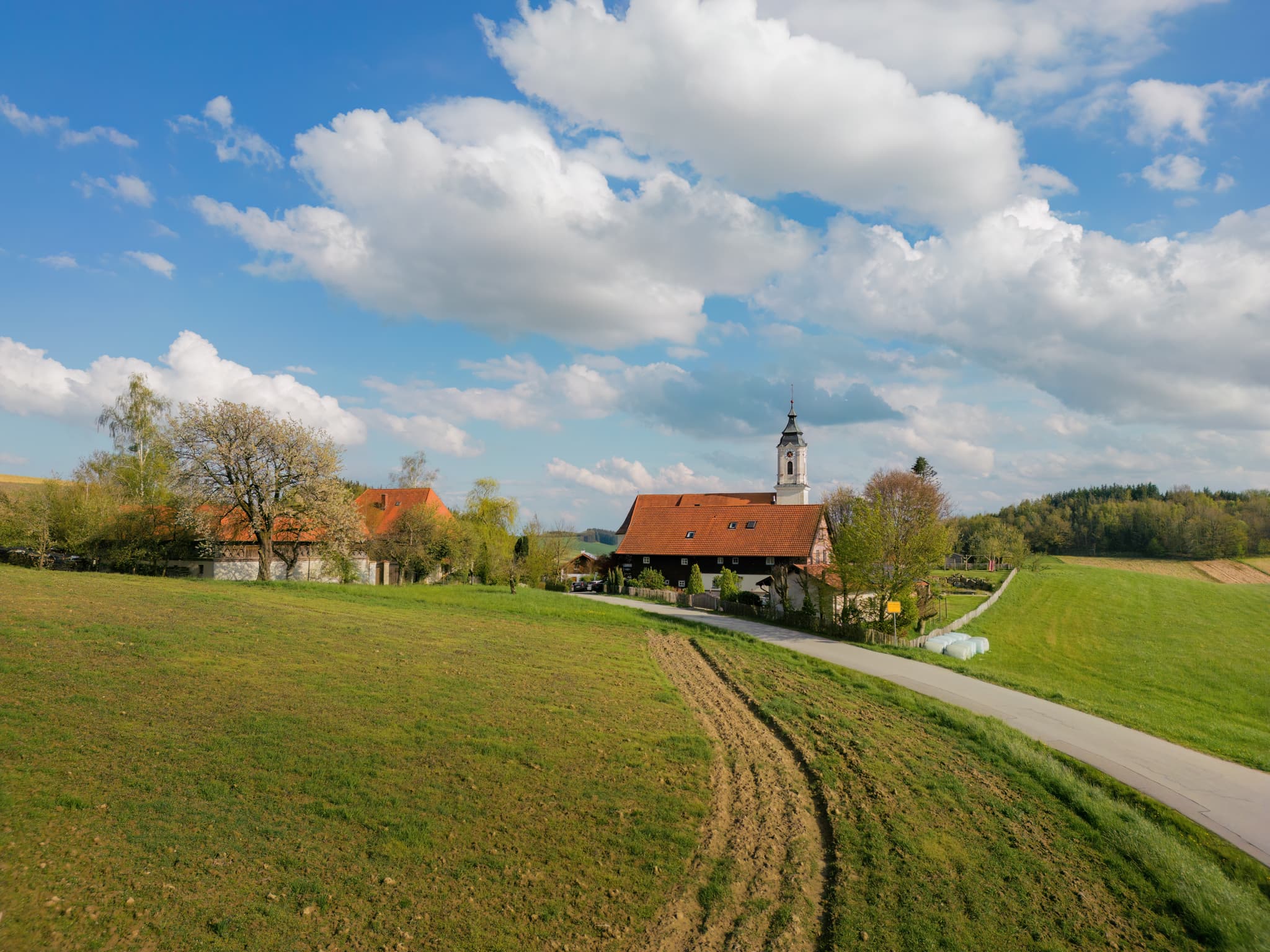 Panoramisches Luftbild der Ortsansicht St. Wolfgang bei Bad Griesbach im Landkreis Passau, Niederbayern, Deutschland. Ein idyllischer Blick auf den Ort.