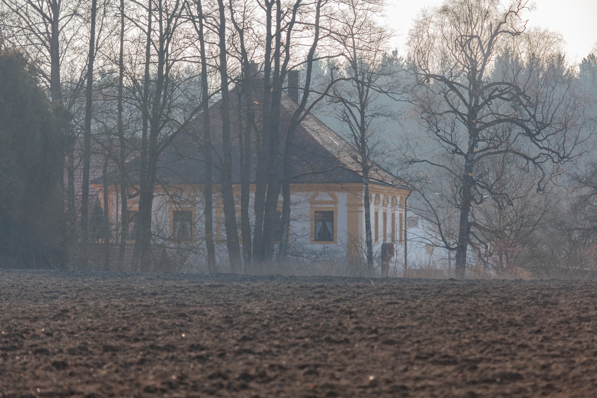 Wallfahrtskirche Mariä Heimsuchung in Unterholzhausen, Landkreis Altötting, Landschaftsbild im Abendlicht.