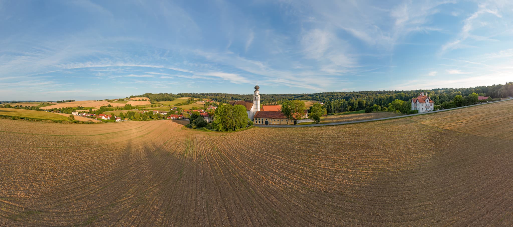 Luftbild der St. Salvator Klosterkirche Hl. Dreifaltigkeit in Bad Griesbach, Landkreis Passau, Niederbayern. Die Kirche liegt in ländlicher Umgebung.
