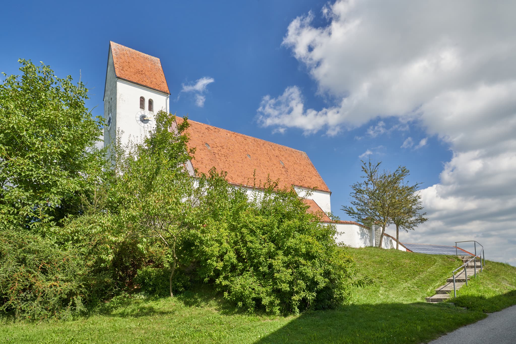 Georgenberg Kirche in Pleiskirchen, Landkreis Altötting, Oberbayern, Inn-Salzach, Bayern, Deutschland. Die Kirche steht auf einem Hügel.