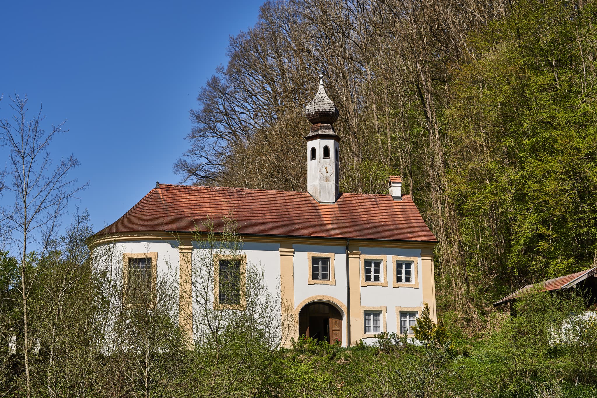 Die Klausenkirche in Engfurt, einem Ortsteil von Töging am Inn im Landkreis Altötting, Oberbayern, in der Region Inn-Salzach, Deutschland.