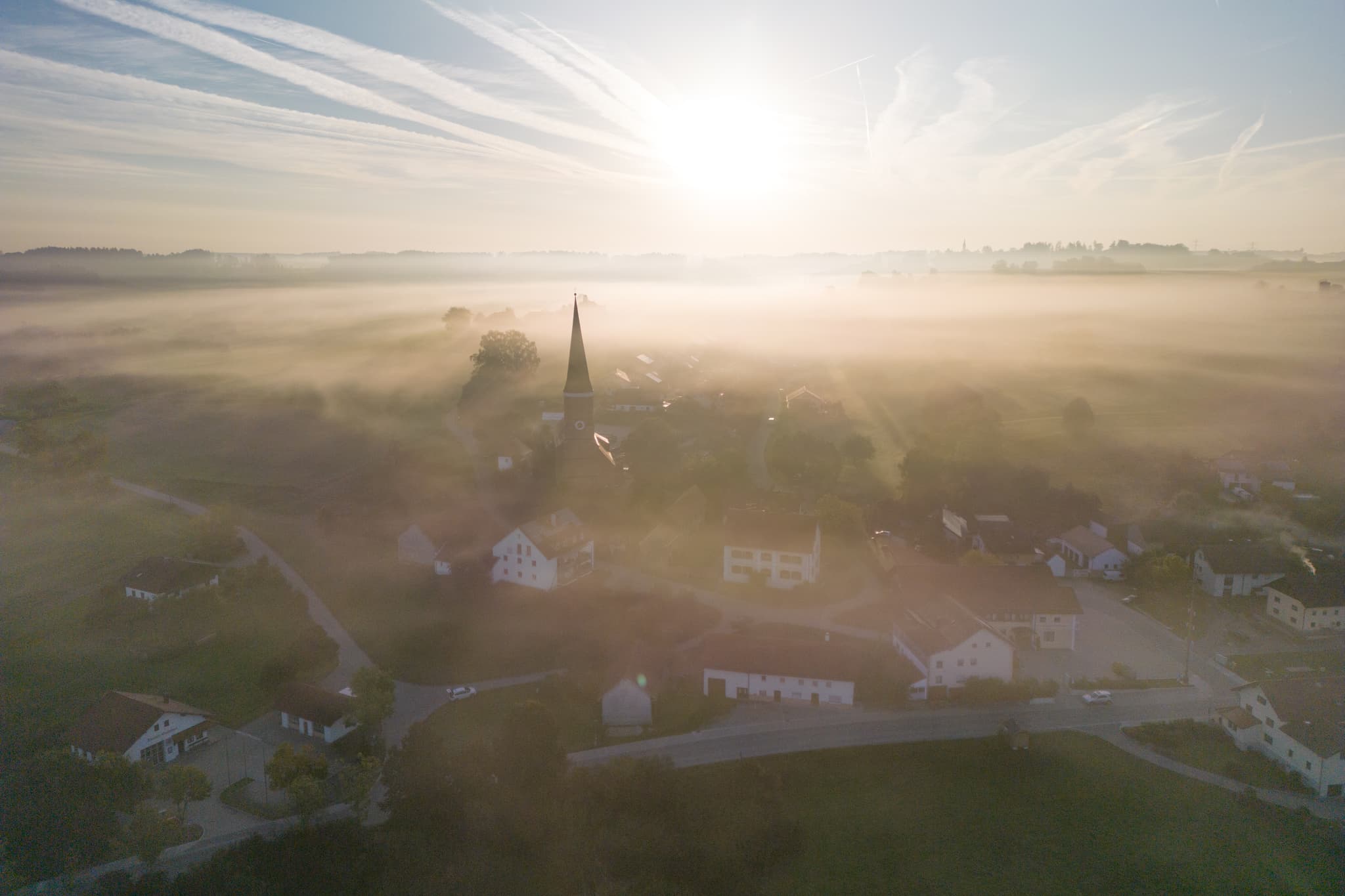 Luftbild von Hirschhorn in Wurmannsquick, Landkreis Rottal-Inn, Niederbayern, Deutschland. Dorf und Kirche im Morgennebel. Sonnenaufgang im Herbst im Holzland.