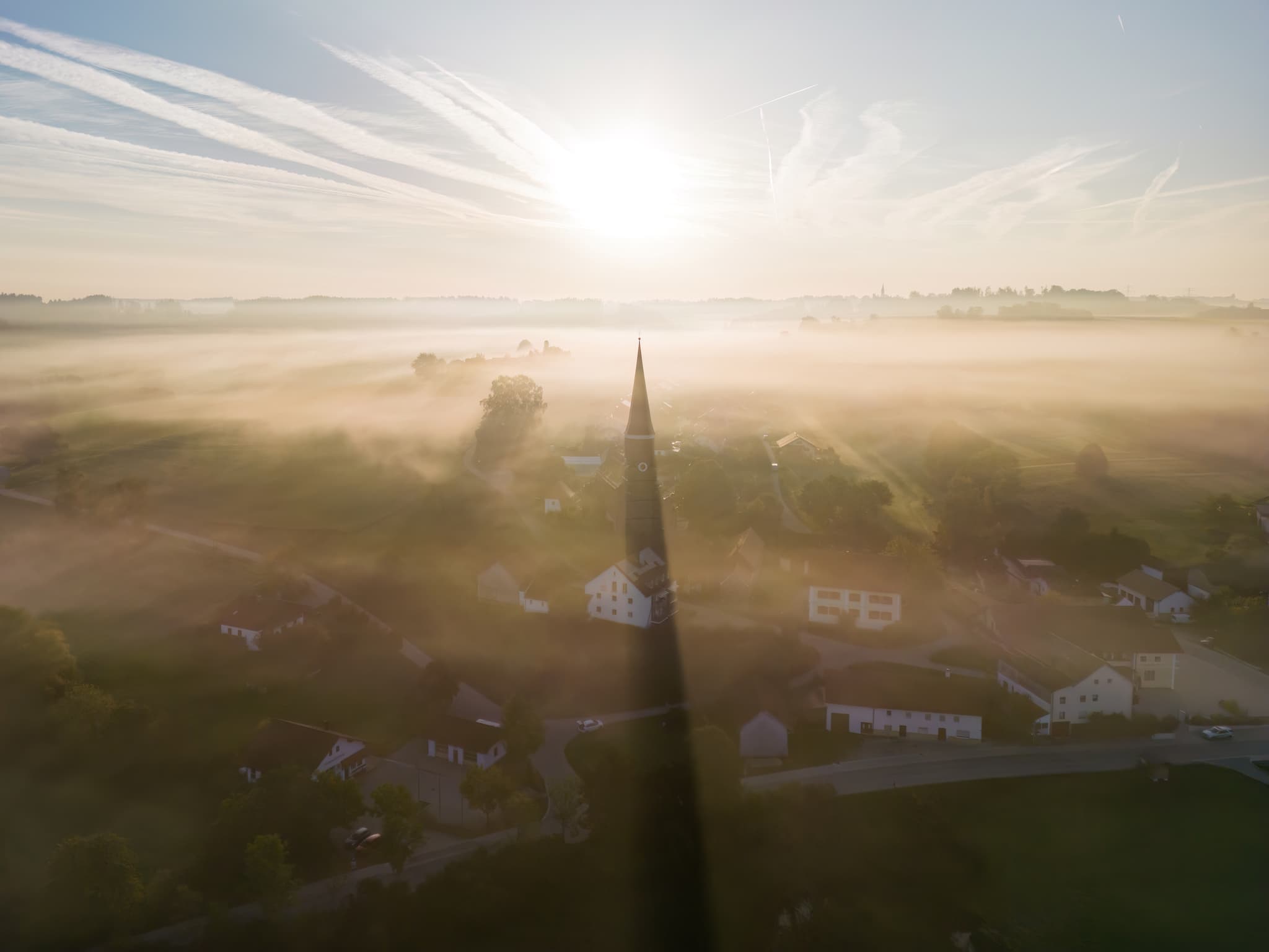 Luftbild von Hirschhorn in Wurmannsquick, Landkreis Rottal-Inn, Niederbayern, Deutschland. Dorf und Kirche im Morgennebel. Sonnenaufgang im Herbst im Holzland.