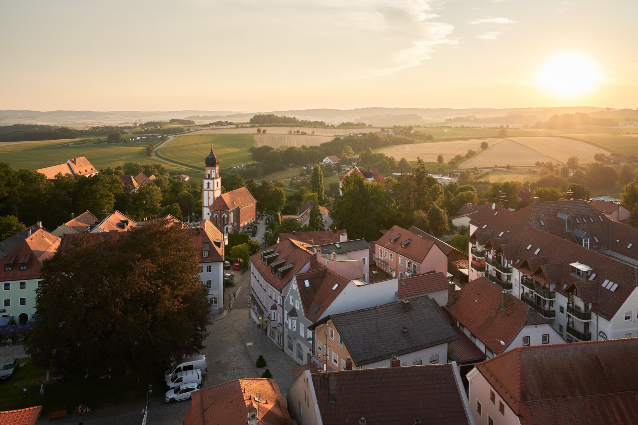 Friedhofskirche St. Michael, Aufgenommen vom Turm der Stadtpfarrkirche, Bad Griesbach, Landkreis Passau, Niederbayern.
