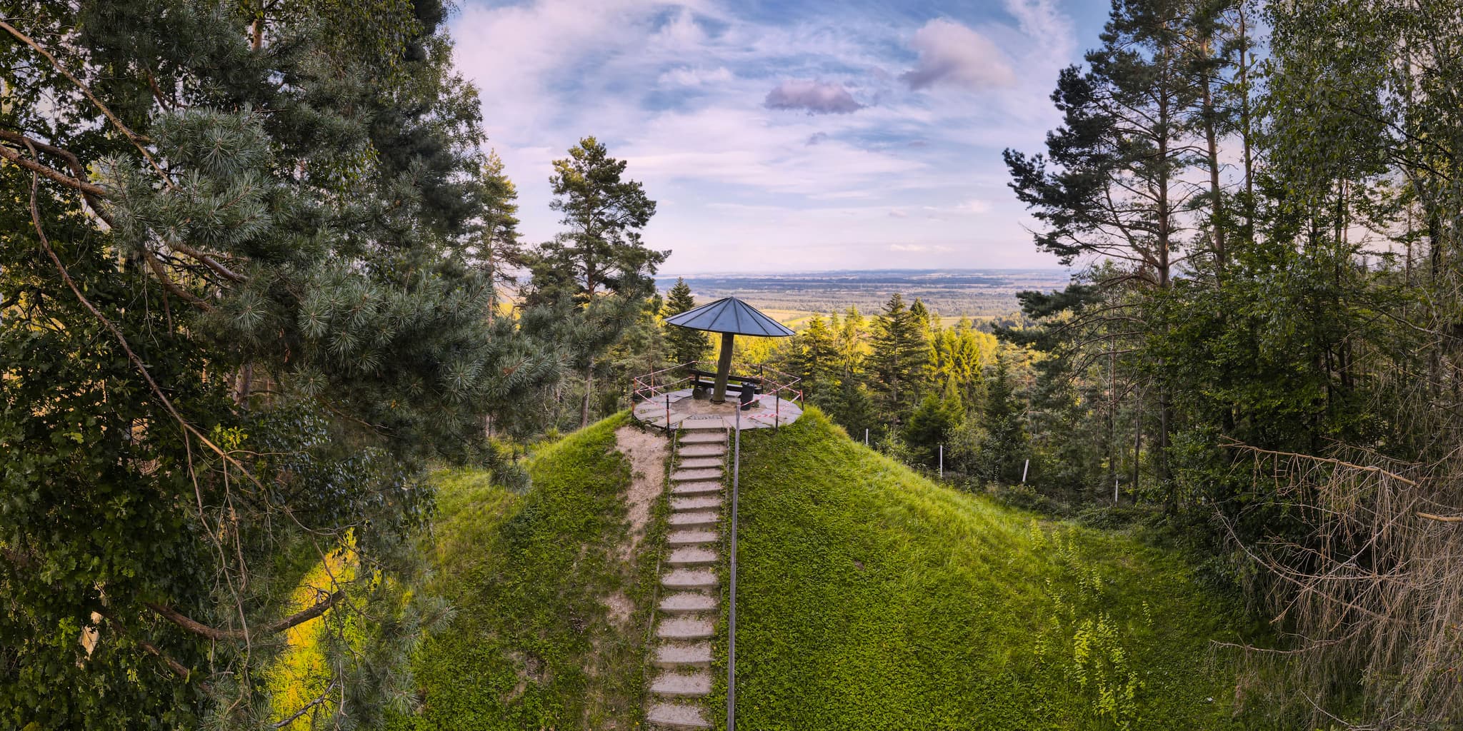 Aussicht vom Wetterpilz bei Simbach am Inn, Landkreis Rottal-Inn, Niederbayern, Holzland/Bäderdrieck, Bayern, Deutschland. Panoramablick über die Landschaft.