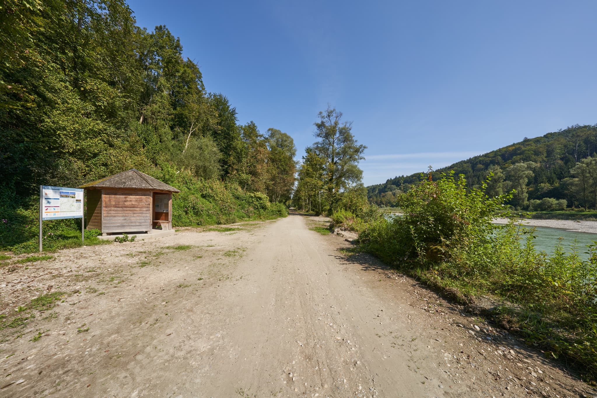 Bild einer Informationshütte an der Salzach bei Raitenhaslach in der Gemeinde Burghausen, Landkreis Altötting, Regierungsbezirk Oberbayern, Region Inn-Salzach.