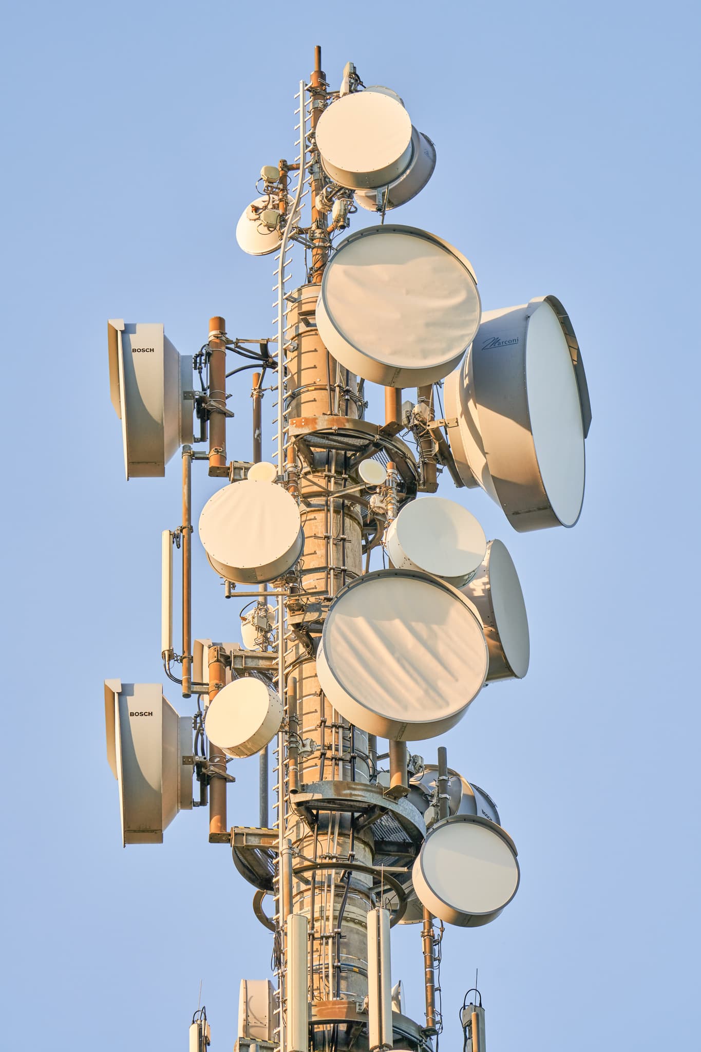 Funkmasten mit Antennen und Parabolspiegeln in Hinteralbing, Niedertaufkirchen, Mühldorf am Inn, Oberbayern. Wichtige Technik in Inn-Salzach, Deutschland.