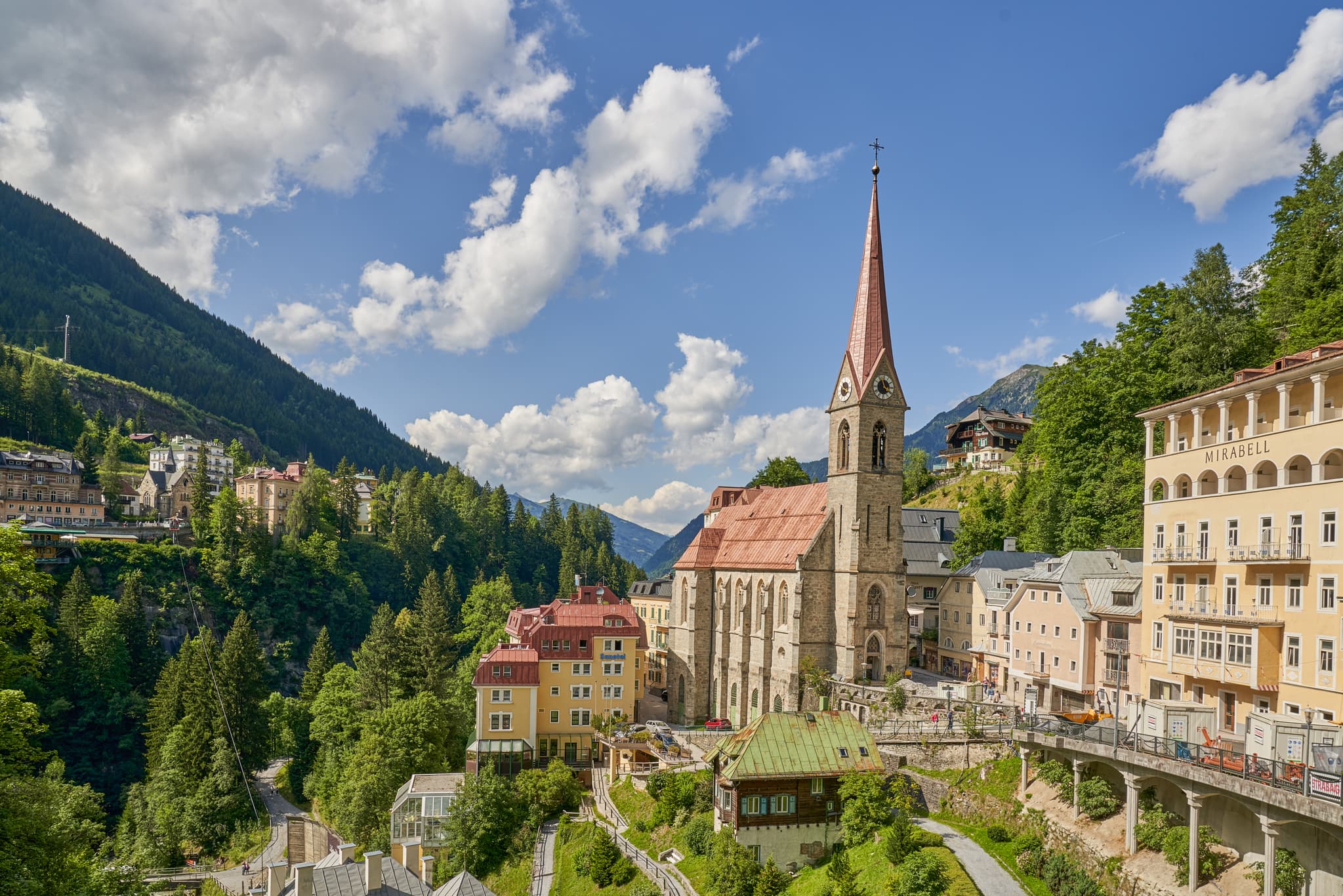 Die Pfarrkirche Bad Gastein, Österreich. Markantes Bauwerk im Bezirk St. Johann im Pongau, Land Salzburg, Region Pongau, umgeben von alpiner Landschaft.