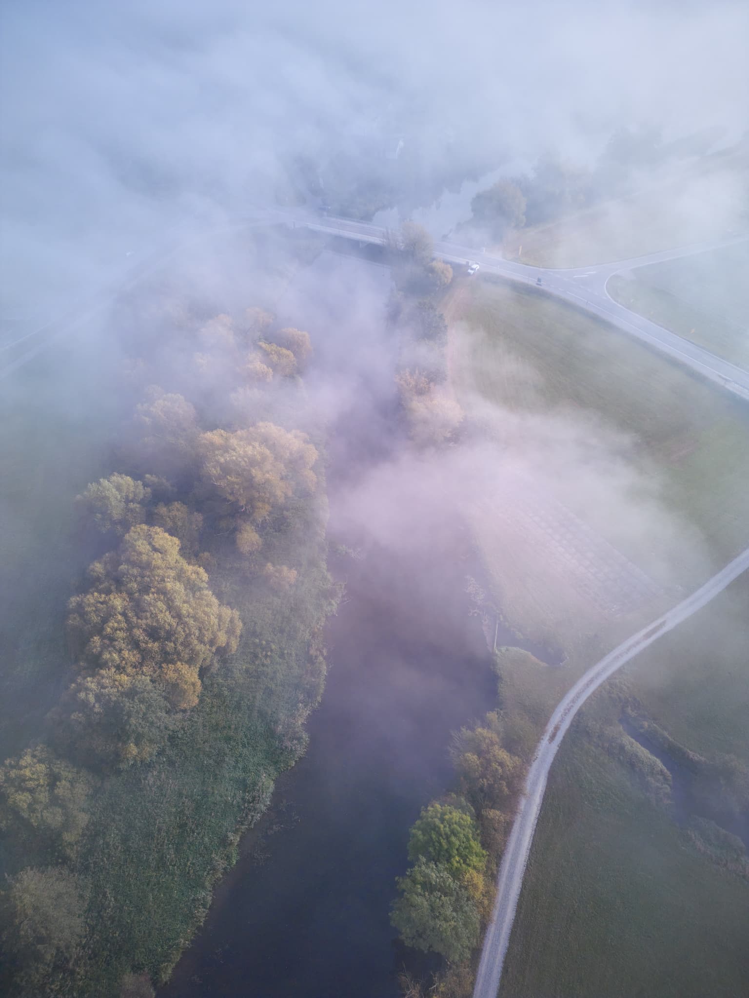 Flusslandschaft in Nebel gehüllt, nahe Bad Birnbach, Landkreis Rottal-Inn, Niederbayern. Die herbstliche Szene zeigt die Bäderdreieck-Region Deutschlands.